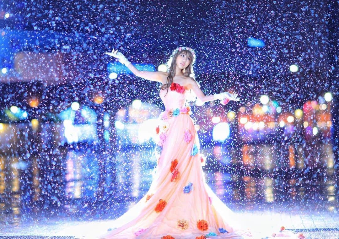 舘林佳史のインスタグラム：「幻想的な雨降る夜のプリンセスフォト👸  手作り花ドレス👗に花冠💐 メッチャ可愛かった✨   誰でも物語の主人公になれるをキャッチコピーに ドラマや映画の物語のワンシーンの様なDramaticStoryPhotと言う名前で活動作品作りをしています。  大好評のドラマティックフォトのご依頼はこのクオリティーで30000円〜(ほぼ諸経費)で受け賜わっています)^o^(   素敵な作品を一緒に作りたい！コラボレーションしたい 美容師・メイクアップアーティストさん ・服飾デザイナーさんクリエイターさんも随時募集中です✨  お姫様になりたい👸物語の主人公になってみませんか^ ^⁉︎  たった一枚の写真で人生が変わる‼️  ドラマティックフォト撮影に興味がある方撮影依頼 お待ちしてます☺️💓  モデル宣材撮影 コンポジ Book作り プロフィール撮影 ブライダルフォト記念撮影 衣装レンタル 成人式 着物ドレスロケーションフォト スチール サロンモデル撮影 写真集等撮影のご依頼何でもお気軽にお問い合わせDM下さい✨  ༚┈❁┈༚༝༝༚┈❁┈༚༝༝༚┈❁┈༚༝༝༚┈❁┈ ༚༝༝༚┈❁┈ . ．  #ドラマティックフォト #プリンセス #ドレス #ウエディングドレス #ウエディングフォト #雨フォト #ナイトフォト #アイドル #ポートレート #作品作り #モデル #写真集 #モデル募集 #撮影依頼受付中」