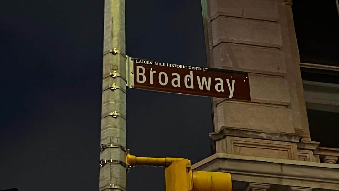 アラン・カミングさんのインスタグラム写真 - (アラン・カミングInstagram)「It’s Saturday Night On Actual Broadway!!!」9月10日 9時00分 - alancummingreally