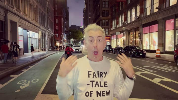 アラン・カミングのインスタグラム：「It’s Saturday Night On Actual Broadway!!!」