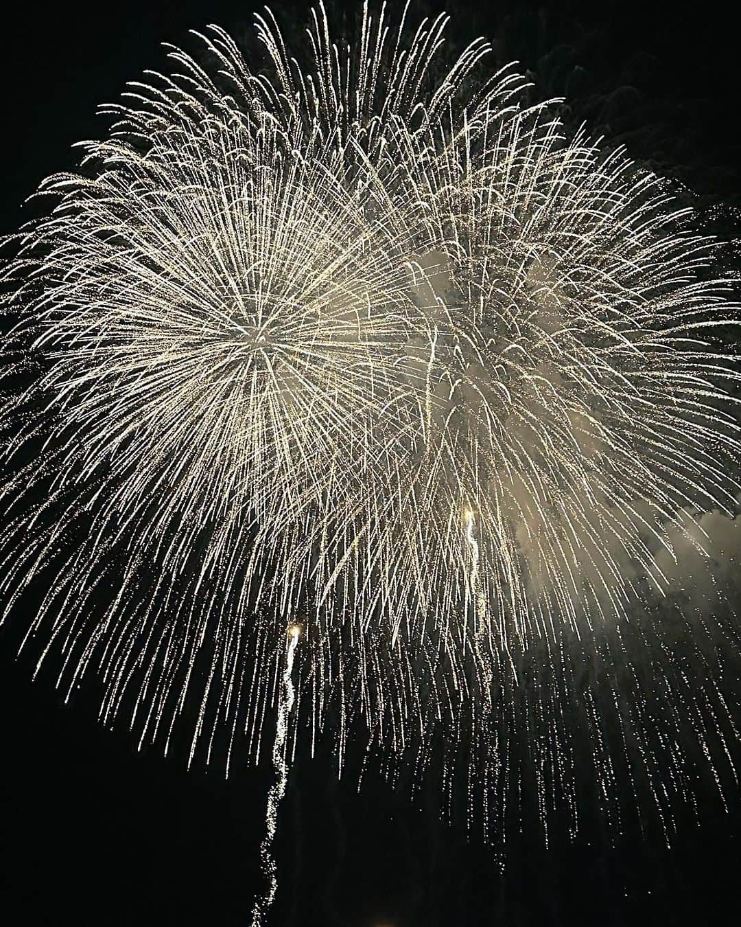 中田クルミのインスタグラム：「BSフジ 片貝まつり奉納花火生中継、ありがとうございました🎆 一般の方々がお金を出し合い打ち上げる花火は感慨深いものがありました。同窓会の花火から還暦祝いや出産祝い、亡き人を弔う花火にプロポーズの花火まで🥹🙏❣️ 世界一大きな四尺玉花火は身体ごと吹き飛ぶ大迫力でした…！(3枚目の動画を音ありで観てほしい！)  地元から愛され、世界に誇れる素晴らしい花火大会に参加できた事、心からの嬉しく思います。  片貝町の皆様、江口さん、藤本さん、スタッフの皆様、そしてご覧いただいた皆様、本当にありがとうございました🫶 #片貝まつり浅原神社秋季例大祭奉納大煙火 #片貝花火」