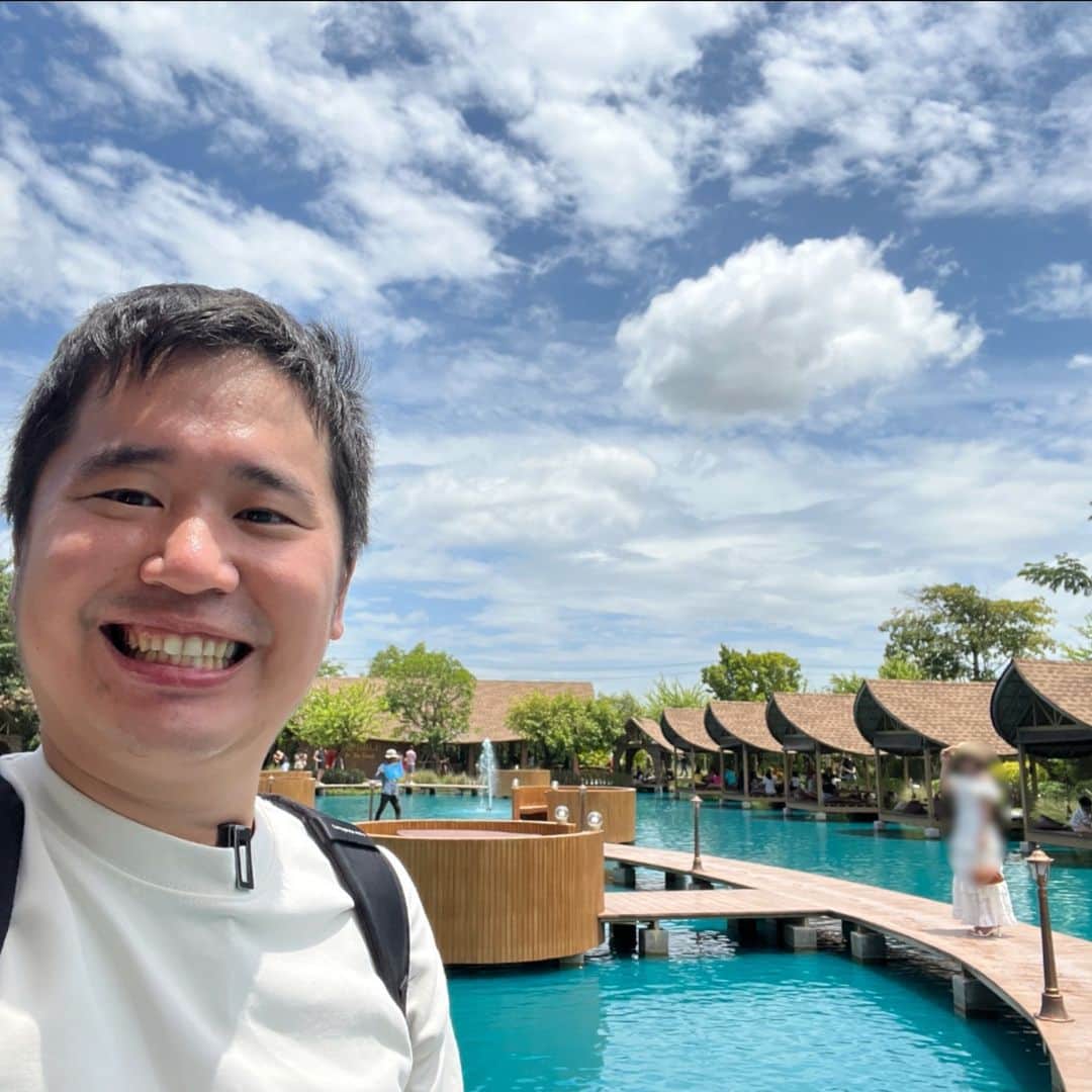 のインスタグラム：「どうも、おのだです。  今回は、タイが実施しているタイランドエリート（最長20年のビザを取得可能）でタイ移住体験をしてきました。🇹🇭  タイランドエリートは、出入国の際のVIP待遇や、空港⇔ホテルのリムジン送迎などの特典があります。  海外移住を検討する際、タイはおすすめです⭐️  1枚目の画像は、滞在中に訪れた「Bubble in the Forest Cafe」というインスタ映えするカフェです！  #bubbleintheforest  #海外移住  #タイランドエリート #タイ移住 #おのだ」