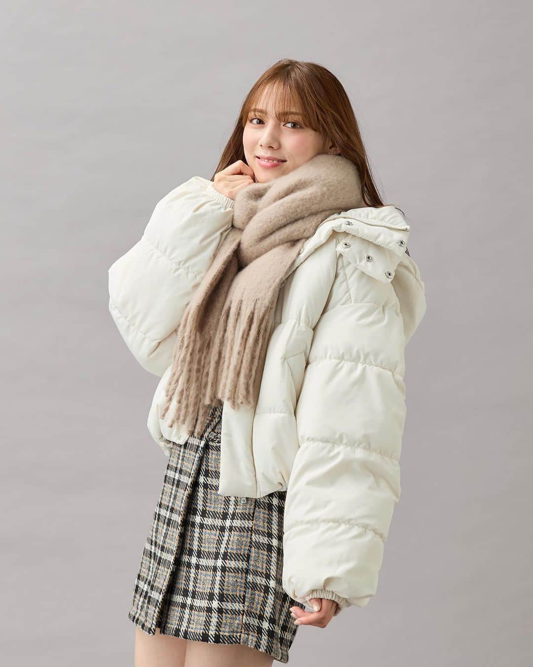のインスタグラム：「【pre order item♡】 ⁡ ⁡ ⁡ ⁡ ingnistore,zozotownにて先行予約受付中‼︎ (10月中旬〜下旬発送予定) ⁡ ⁡ ⁡ ■BIGフードエコダウン #1234-700022 ¥8,690 (tax in) ※公式通販にて9/15(金)10:00まで 秋冬先行予約アイテム早割→¥6,490 (tax in) ⁡ ⁡ 毎年大人気のエコダウンが今年も登場🫶🏻 ⁡ 軽さと保温性を兼ねそろえた 絶対に持っておきたいダウンジャケット◎ ⁡ フードは取り外し可能なので その日のコーデに合わせて形を変えていただけます。 ⁡ ⁡ ┈┈┈┈┈┈┈┈┈┈┈┈┈┈┈┈┈┈┈┈┈┈┈ ⁡ 〈INGNIコーデを大募集♡〉 @ingnistoreと#ingniコーデ のタグをつけて投稿していただいた方の中から、随時公式アカウントにてご紹介させていただきます‼︎ ⁡ ⁡ #INGN I#ingni #fashion #2023 #aw #오오티디 #패션#穿配不重样#秋コーデ #冬コーデ #デートコーデ #ファッション #トレンドコーデ #カジュアル #カジュアルコーデ #韓国風コーデ #甘めカジュアル #大人可愛い #大人カジュアル ⁡ ⁡」