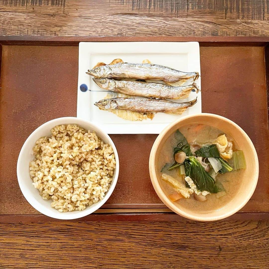 金子あきこのインスタグラム：「ゆったり休日朝ごはん🍚 若玄米美味しい♡  #朝ごはん#若玄米#若玄米リセットプログラム#血糖値を上げない食事 #血糖値#咀嚼#腸活#美容#健康#腸筋#腸菌#ダイエット#40代#50代#アラフィフ#綺麗に歳を重ねる#食#運動#睡眠#管理栄養士#節約美容料理研究家#料理家#船橋#千葉」