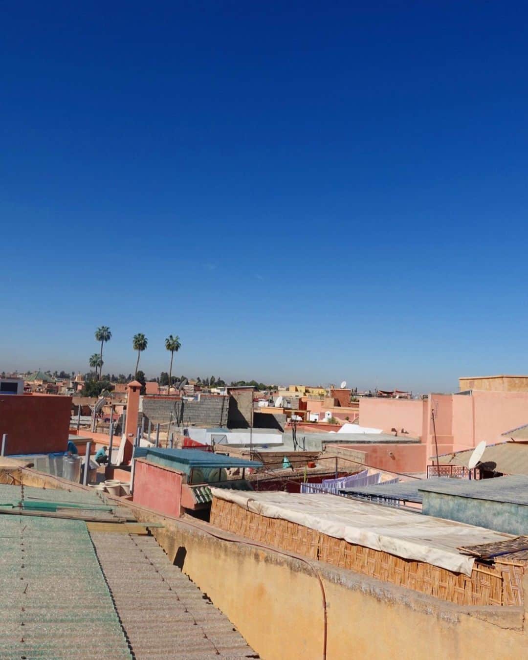 一双麻希 さんのインスタグラム写真 - (一双麻希 Instagram)「モロッコでの地震。亡くなった方が現状2000人以上にも。。 まさにちょうど6ヶ月前、マラケシュのそこにいた。 大好きになったモロッコ。 この活気ある美しい街並みが今どんな状態なのか、、 あの陽気で温かい人達が、、 今はどんな思いで過ごしているか、、 関わった全ての人達、泊まったリヤドは無事かな、 街にいた沢山の猫ちゃんたちも無事かな.. 本当に胸が締め付けられる思いです。😔  最後2枚は、今の様子を引用させていただきましたが、 泊まっていたリヤドから15分程のところ。 正直..海外のことでここまで他人事でなく身近に感じたのは初めてで。 何か僅かでも自分のできる事を、と色々調べています。  どうかこの美しい夕陽を、 現地の方がまた穏やかな気持ちで眺められる日が、 少しでも早く来ますように。 今苦しんでいる方々がどうかいち早く救われますように。 犠牲になられた方のご冥福を心からお祈りします。  لقد ذهبت إلى المغرب منذ ستة أشهر وأحببته. آمل أن يتم إنقاذ السكان المحليين الذين يعانون الآن قريبًا. أصلي من أجل راحة نفوس الذين رحلوا.  #prayformorocco  #モロッコ #マラケシュ #marrakech #JemaaelFnaa #morocco #earthquake #souq #クトゥビーヤモスク #koutoubia #mosque #ジャマエルフナ広場 #アフリカ #スークmarrakesh ء #مراكش#المغرب #جامعالفنا  #سوق」9月10日 14時40分 - isso_maki315