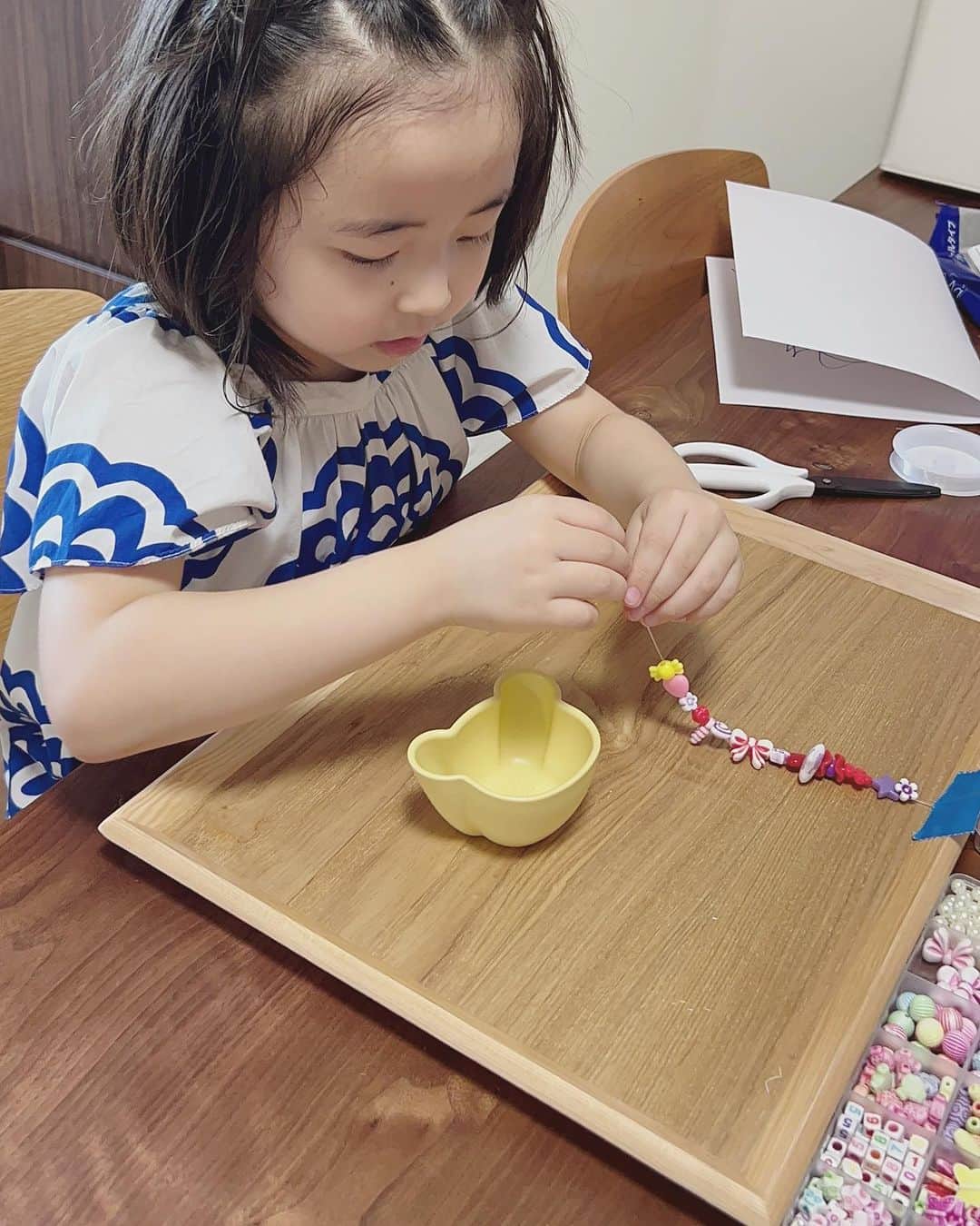 田中理恵のインスタグラム：「ブレスレット作り💜❤️🩵🧡💛💚 楽しいねっ😊⭐️」
