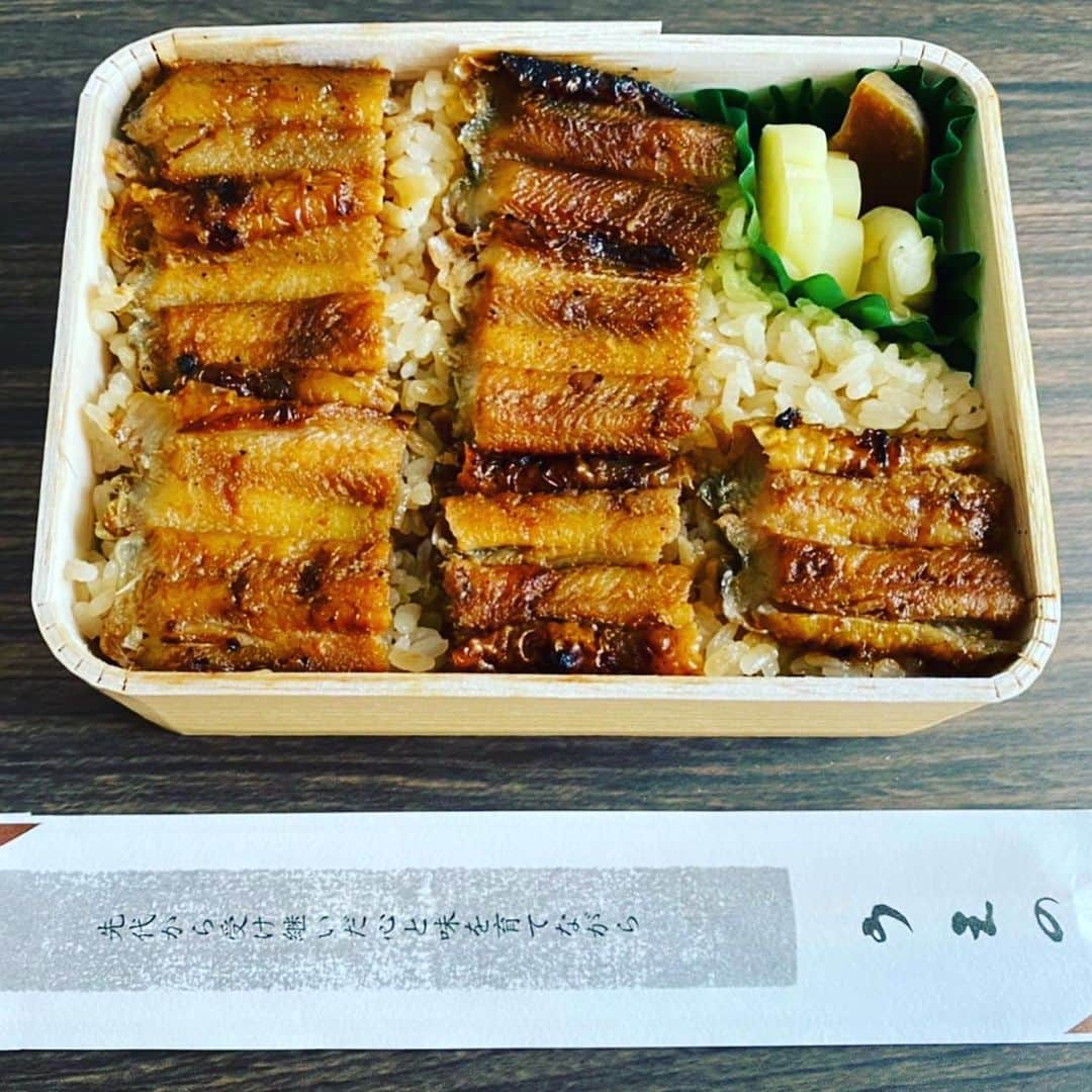 ボートレース宮島さんのインスタグラム写真 - (ボートレース宮島Instagram)「． 『あなごめし うえの🥢』 ． 言わずと知れたあなごめしの老舗人気店「うえの」さん✨ 宮島口本店は観光客の方も多いので、行列が絶えません😃 ． あなごめし弁当は広島駅でも買うことができます♪ カリっと焼かれたあなごが香ばしくて最高です😋 広島に来られた際はぜひ食べて帰ってください🐵 ． 「あなごめし うえの」は、#BOATRACE地域振興クーポン の加盟店☝🏻 ̖́ BOATRACE地域振興クーポンはレース場周辺のお店を盛り上げるためのクーポン券で、ボートレース宮島周辺の45店舗の加盟店でご利用いただけます😊 本場指定席利用や、舟券購入でクーポンGETできます🚤 9月は18日＆23日がキャンペーンDay❗️ 加盟店や入手方法など詳細は、ボートレース宮島公式HPよりご確認ください。 ． ． #ボートレース宮島 #ボートレース #boatrace #モンタ #ボートレース地域振興クーポン #地域振興クーポン宮島 #あなごめしうえの #広島あなごめし #あなごめし #うえの #広島ランチ #宮島ランチ #hiroshima #miyajima」9月11日 12時00分 - boatrace_miyajima