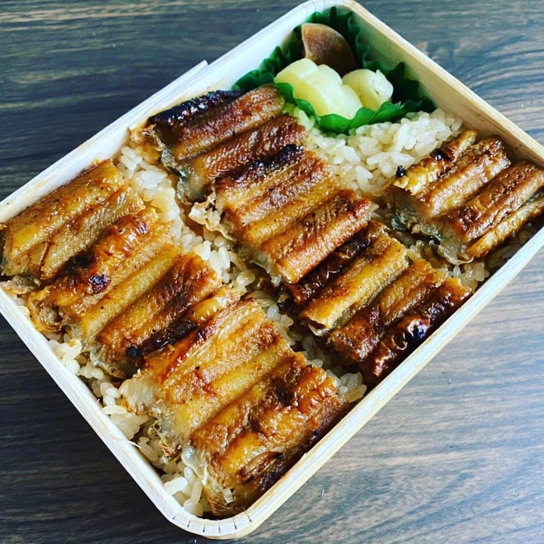 ボートレース宮島さんのインスタグラム写真 - (ボートレース宮島Instagram)「． 『あなごめし うえの🥢』 ． 言わずと知れたあなごめしの老舗人気店「うえの」さん✨ 宮島口本店は観光客の方も多いので、行列が絶えません😃 ． あなごめし弁当は広島駅でも買うことができます♪ カリっと焼かれたあなごが香ばしくて最高です😋 広島に来られた際はぜひ食べて帰ってください🐵 ． 「あなごめし うえの」は、#BOATRACE地域振興クーポン の加盟店☝🏻 ̖́ BOATRACE地域振興クーポンはレース場周辺のお店を盛り上げるためのクーポン券で、ボートレース宮島周辺の45店舗の加盟店でご利用いただけます😊 本場指定席利用や、舟券購入でクーポンGETできます🚤 9月は18日＆23日がキャンペーンDay❗️ 加盟店や入手方法など詳細は、ボートレース宮島公式HPよりご確認ください。 ． ． #ボートレース宮島 #ボートレース #boatrace #モンタ #ボートレース地域振興クーポン #地域振興クーポン宮島 #あなごめしうえの #広島あなごめし #あなごめし #うえの #広島ランチ #宮島ランチ #hiroshima #miyajima」9月11日 12時00分 - boatrace_miyajima