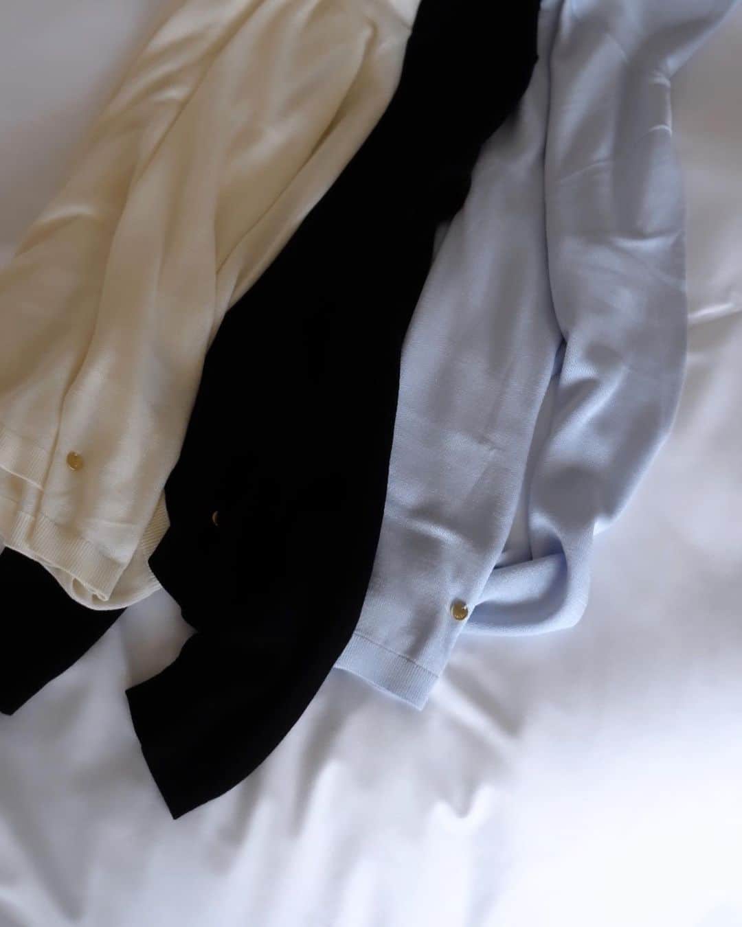 のインスタグラム：「お洒落に目覚めたあの頃から 私の秋冬のワードローブに欠かせない "タートルネックニット"  品格と色気を感じるニットが理想であり わたし自身が求めているもの...  定番でベーシックなアイテムだからこそ細かい拘りを詰め込みました  ネック部分が形崩れしないよう追求し シルクで全体的に艶と柔らかさを。 そして程よいシアー感を表現し 前作よりアップデートしました  【SHEER SILK KNIT】 オフホワイト、ブラック、アイスブルーの展開です🥀  #akiki#knit」