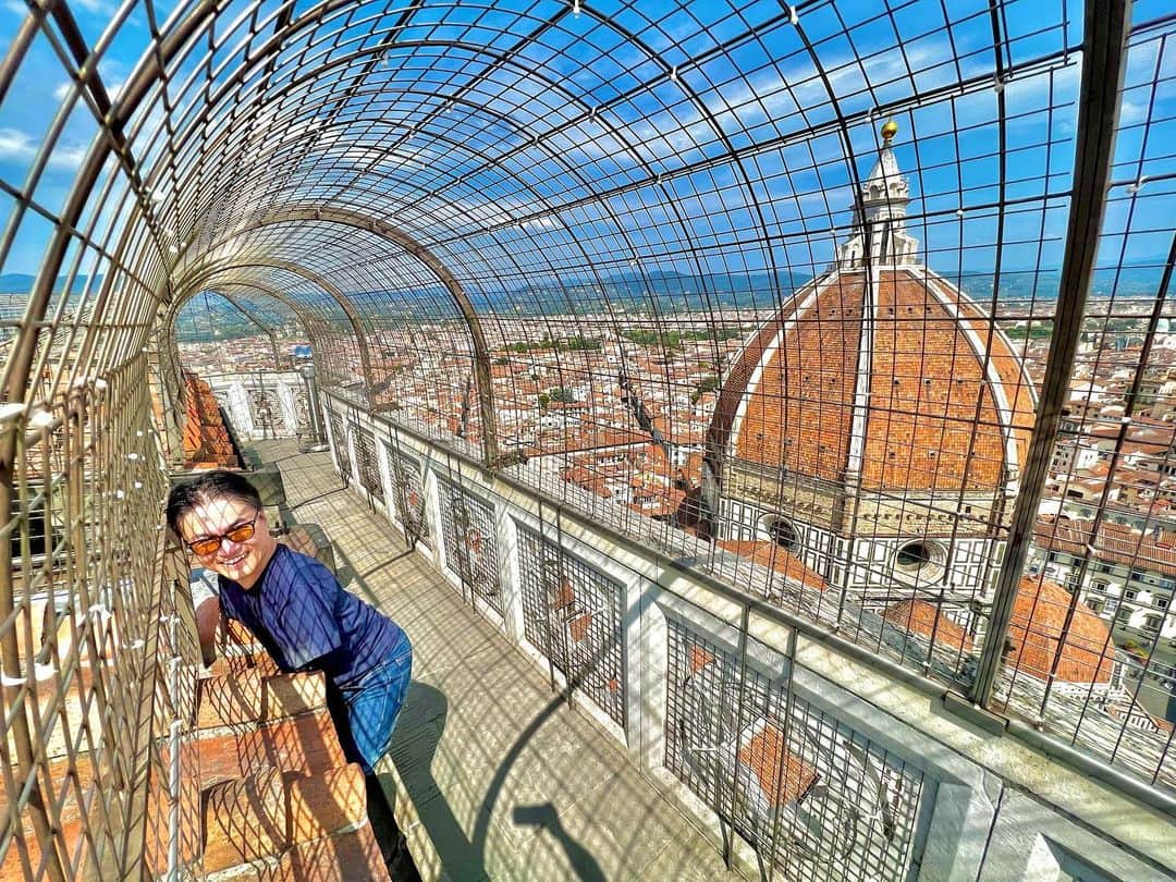 のインスタグラム：「2週間のイタリア＆南仏旅行から帰国しました✈️  これまでは #100ヶ国制覇 を目標にしていたので、可能なかぎり訪れたことのない国を旅するようにしていたのですが、今年3月の #南米旅行 でついにその目標も達成。この夏はとにかく「行きたいところに行こう」ということで、5年ぶりにイタリアを、6年ぶりに南仏を訪れました。  美しい風景、美味しい料理とワイン、そして気の合う仲間たちの旅は、とてつもないエネルギーを与えてくれました。いつもながら、一緒に旅してくれる友人たちには感謝しかありません。  また、2週間にわたってInstagramで一緒に旅してくださったみなさんにも感謝です。ありがとうございました！」