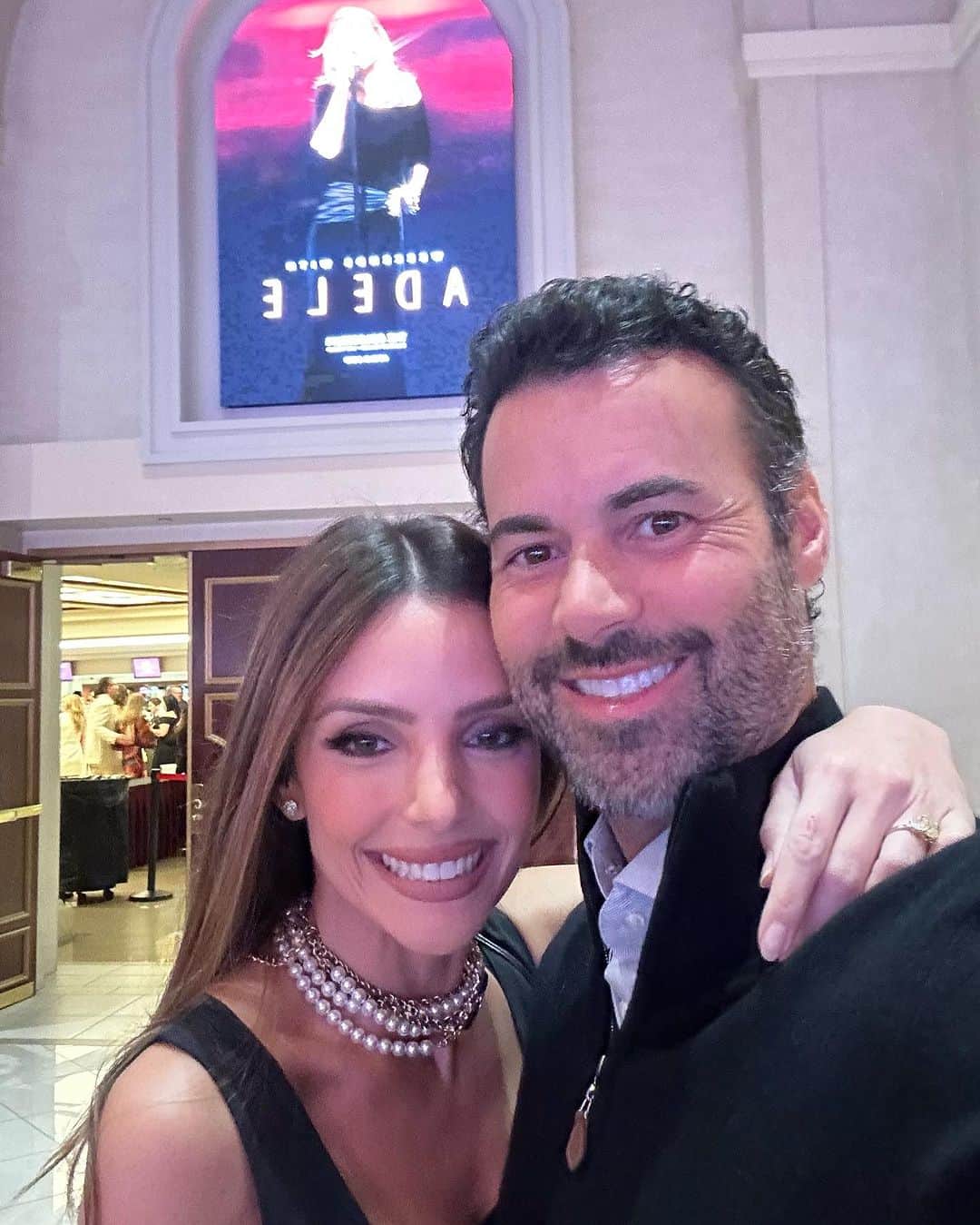 カロリーネ・セリコのインスタグラム：「9.9 | 7 anos juntos, 2 casados, muitas viagens e milhões de memórias de amor 🤍 obrigada por sonharmos juntos... Te amo, hoje e sempre!  * olha entre as fotos do carrossel os mesmos lugares, juntos e xóvens 😍  #CaCelicoFamily」