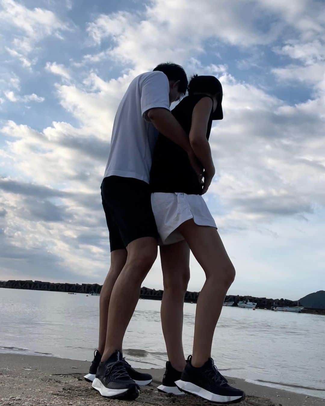 JUNNAのインスタグラム：「🏉⛱️ ビーチラグビー試合を振り返りながら #おそろバーズ で海岸散歩  ビックリするほど軽く快適な履き心地のスニーカーは人にも地球にも優しいサンフランシスコ生まれのallbirds🌏👟✨  私たちが選んだスニーカーは"ウィメンズ ツリーフライヤー2"ヒールカウンターにミッドソールの製造工程で発生するリサイクル材が使用されたもの♻️  大切な人と過ごす時間も 自分らしいスタイルも 地球への優しさも どれも人生に欠かせないこと  @allbirdsjapan #オールバーズ #allbirds」