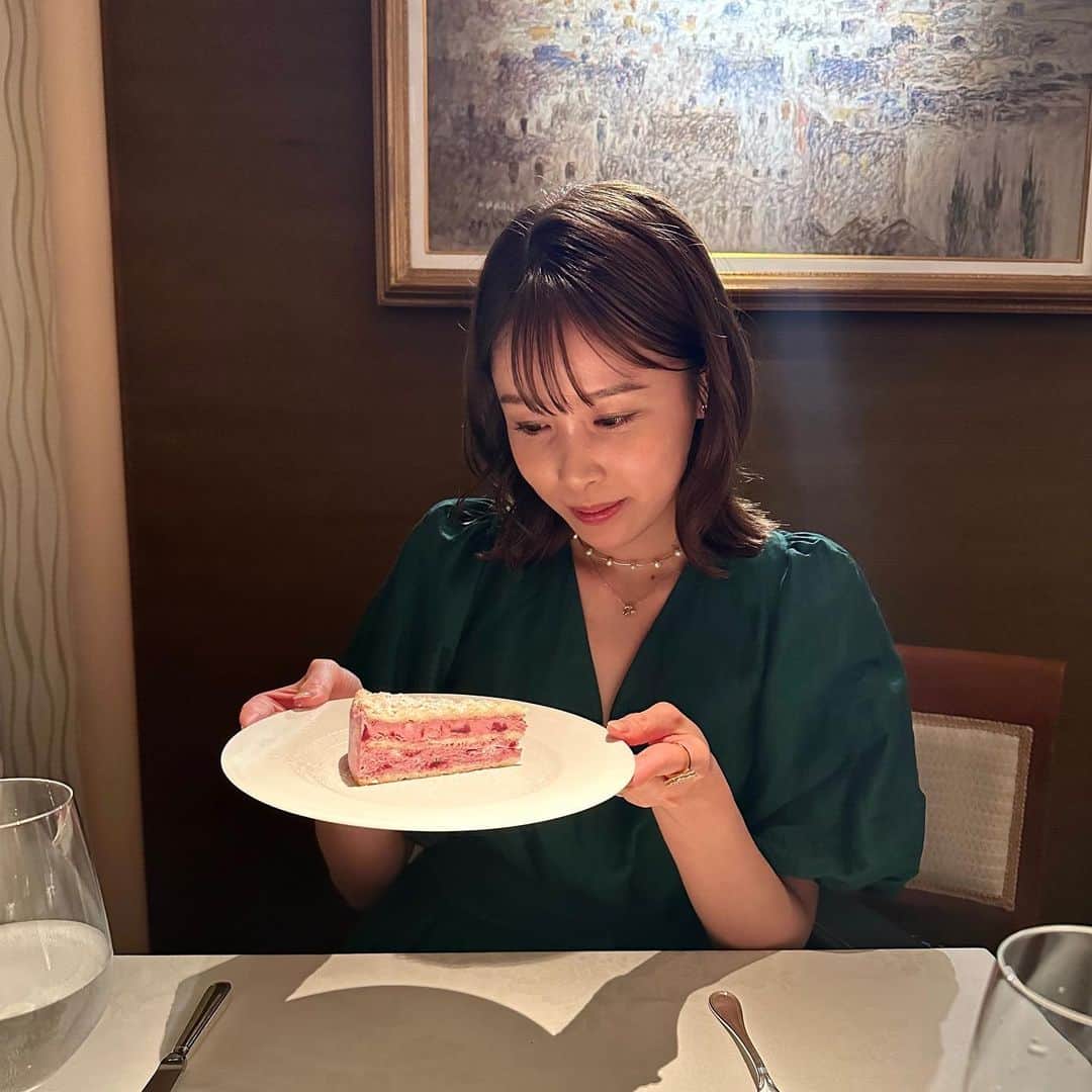 良原安美のインスタグラム：「子どもの頃、 憧れがあって、 好きだったんです、 アイスケーキ！！  ⁡ 酸果桜桃のアイスケーキ🍨 うんと大人になったきぶんでした  ⁡ ⁡ #アイスケーキ #響きが好きでして ⁡ #親友とデート #たまにはこういうのもいいね #いつもありがとう」