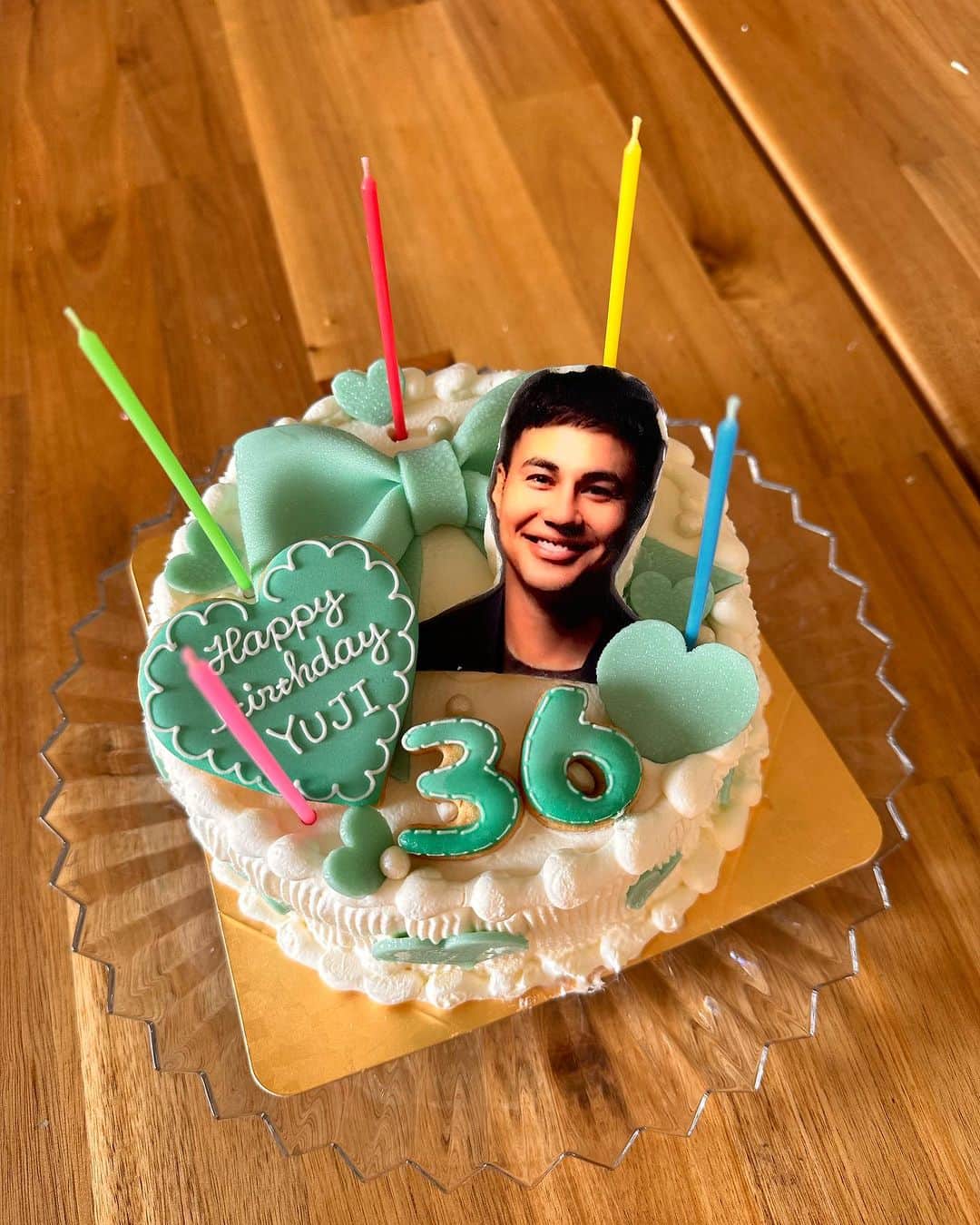 ユージのインスタグラム：「こんな素敵な誕生日ケーキを妻から頂きました🎂と、ここまでは良かったんだけど、妻が爆笑しながらロウソクを僕の顔に刺し始め(写真2枚目)、これを見た娘達も爆笑。「じゃクッキーの6を取ったらパパは3歳🤣」とか言いながらまた爆笑。ま、結果家族が笑顔になってくれればそれでいっか🤣 ただ良い子は真似しないように！笑 娘達にも他の人のケーキでこんな事したら絶対ダメだよとしっかり教えときましたw みんなお祝いありがとう😆❤️✨✨✨ さ、それではパパは今からあっちの部屋で泣いてくるねw」