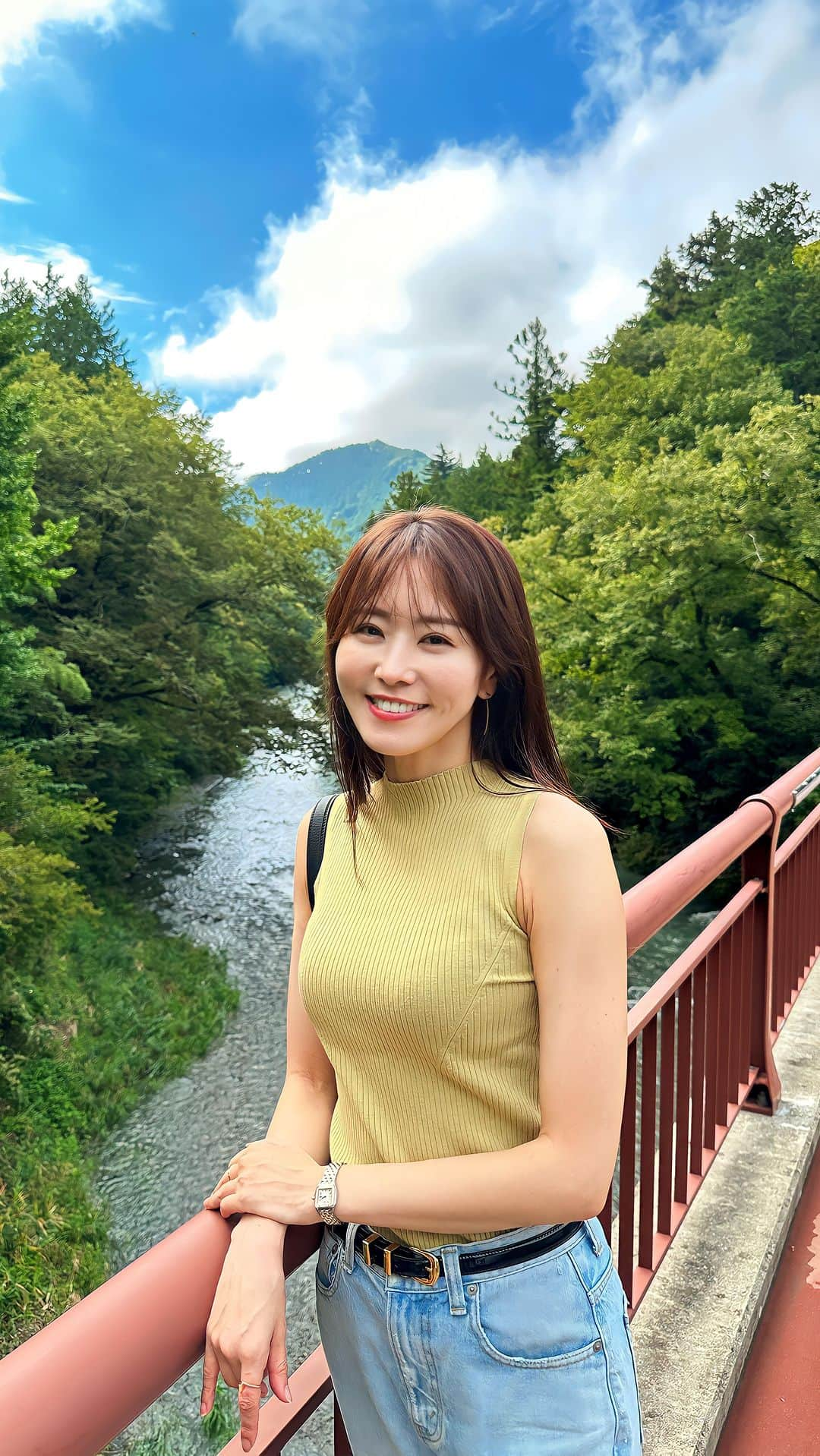 佐野真彩のインスタグラム：「あきる野にある秋川渓谷へ🌳 ここも私にとってはお馴染みの場所です。 これからの季節は紅葉で賑わいます🍁  #石舟橋　#十里木ランド #秋川渓谷　#あきる野　#奥多摩」