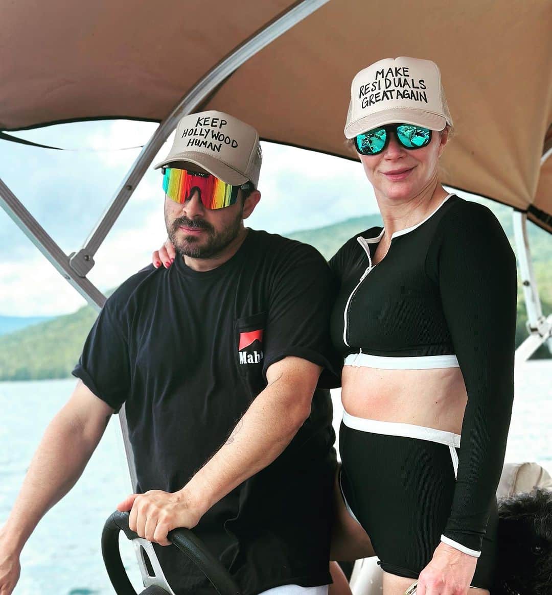 ローレン・ホリーのインスタグラム：「Summer ends but solidarity continues…  Handmade hats by human @claytonfarris - proceeds go to @alifeinthearts to support #wga and #sagaftra  #keephollywoodhuman #makeresidualsgreatagain #sagaftrastrong #wgastrong  📸 @alx.ext」