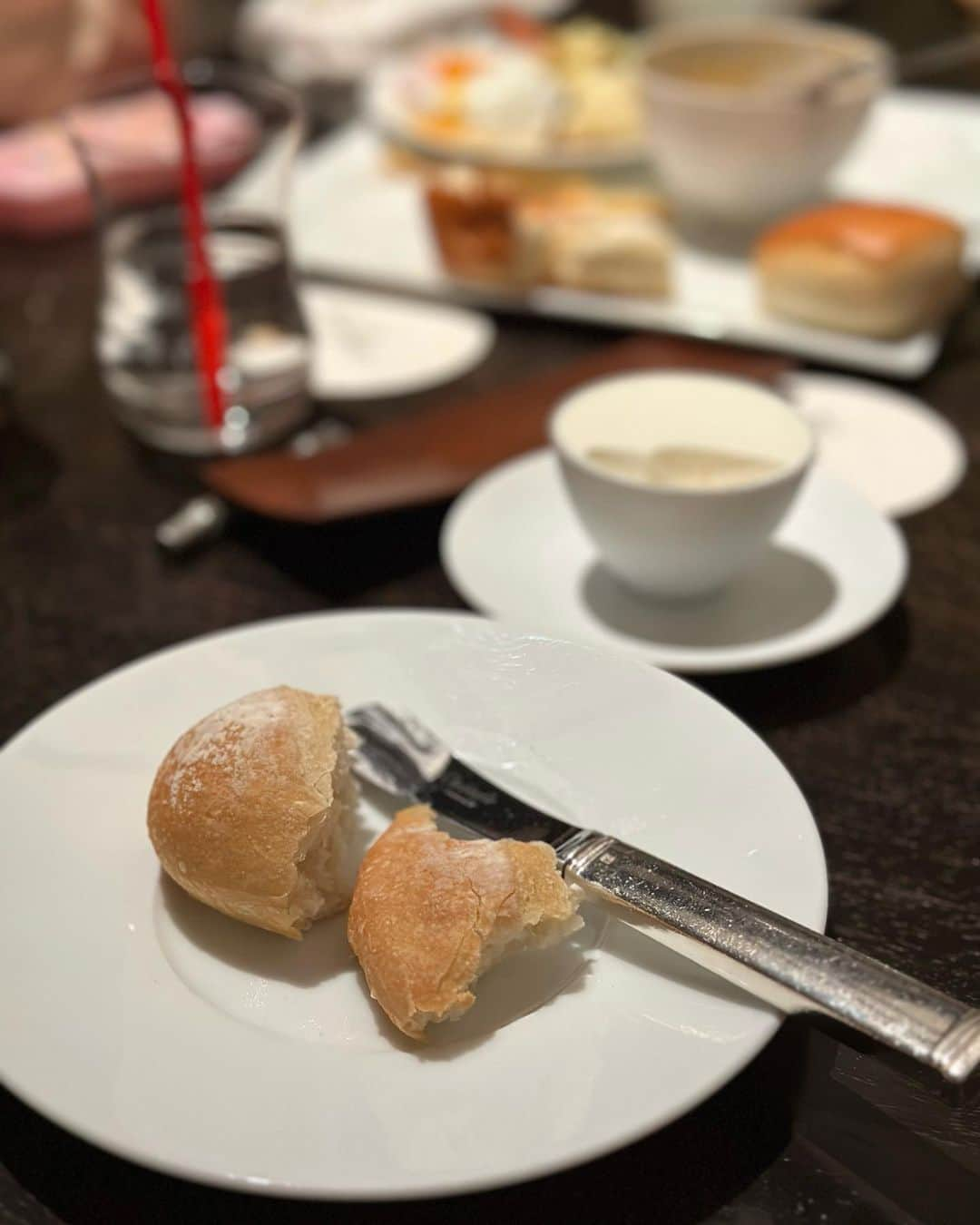 立澤香奈さんのインスタグラム写真 - (立澤香奈Instagram)「THE HIRAMATSU 京都 でのディナー🍽️  見た目も味も最高だった🤤 本当は和食の方を食べたかったのだけど、子供はNGなのでイタリアンの方に！ 順番的にはデザートの前に1枚目のメインのラムでした！写真の見栄え的に順番前後してる🤣  私的に一番衝撃を受けたのは、パンに塗る"燻製バター" 写真ではパンの奥にうっすら写ってるだけなんだけど… これがもう本当に美味しすぎて、一生パンおかわりして食べられそうだった🤤忘れられないまたいつか食べたい🤤  食後のドリンクも、なんでもできるって言われてカフェラテでも…？って聞いたらできますよ！ってやってくれて本当最高だった☺️🫰  ちなみに一番最後のはお子様ランチ！ こんな贅沢なお子様ランチ羨ましすぎてこっちが食べたくて、ハンバーグもエビフライもペンネもコーンスープもめっちゃ美味しくて、全然食べないからお裾分けしてもらったよ🤣  #THEHIRAMATSU京都#hiramatsukyoto #ひらまつ京都#ひらまつレストラン #京都旅行#京都ディナー」9月10日 9時45分 - kana_tatsuzawa