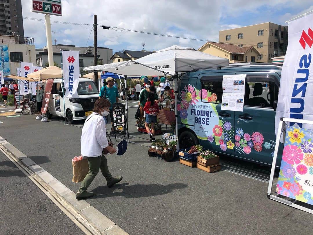 新井涼平のインスタグラム：「磐田軽トラ市にきてます！！ お花屋さんスズキブースにいますのでお声かけお待ちしてます！ @365_flower_project」