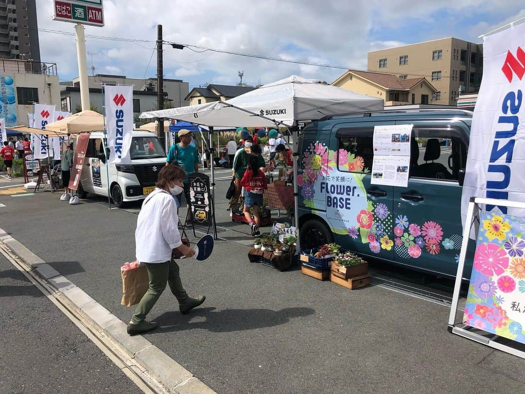 新井涼平のインスタグラム：「磐田軽トラ市にきてます！！ お花屋さんスズキブースにいますのでお声かけお待ちしてます！ @365_flower_project」