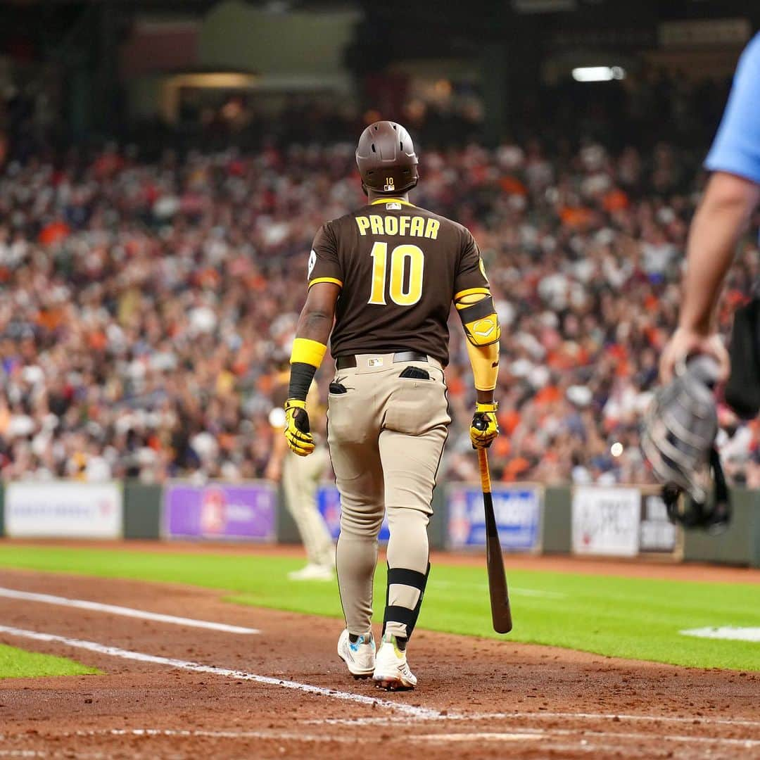 ジュリクソン・プロファーのインスタグラム：「He’s a bat flip Pro 😏」