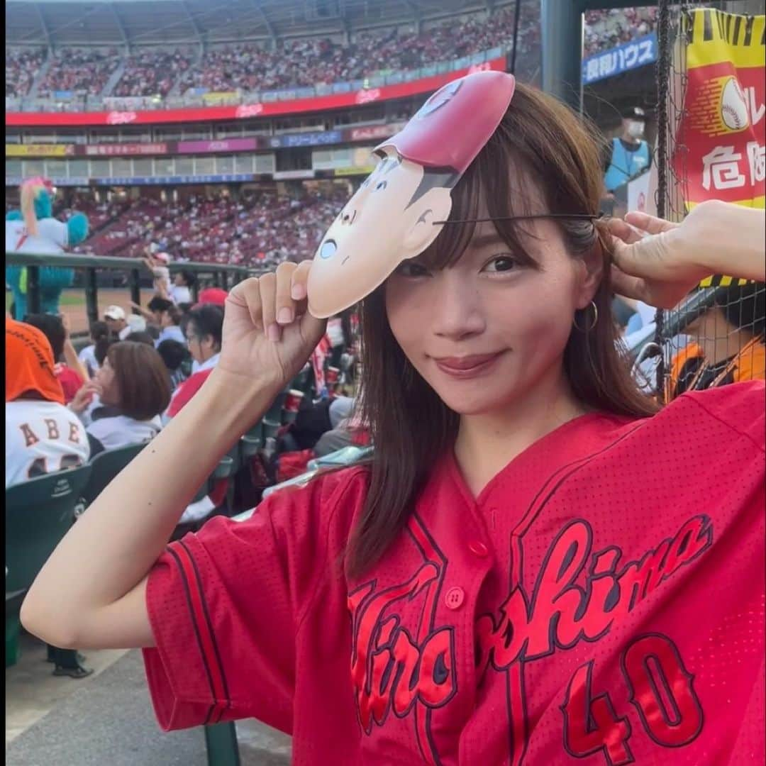 古田ちさこのインスタグラム：「🏕️🏟️🌳 (時差投稿〜) キャンプナイター2023⛺️ 4年ぶりに縁日ナイターがキャンプ仕様で復活🔥 お面も買えたしキャンプ飯風スタジアムグルメも美味しかったよ🌽  焼きとうもろこしと冷やしレモンラーメン !  お面は栗林君ですが私には迎さんに見えます。笑 twitterに載せたら前田智徳さんというリプもきてて、確かに似てるかも…😹  #広島カープ #マツダ #ズムスタ #マツダスタジアム #カープ #carp #カープ女子 #栗林良吏 #広島東洋カープ #野球女子 #野球好き #野球観戦 #キャンプナイター #縁日ナイター #バイきんぐ西村 #西村キャンプ場 #球場飯 #スタジアムグルメ #スタグル #広島観光 #広島旅行 #hiroshimacarp」