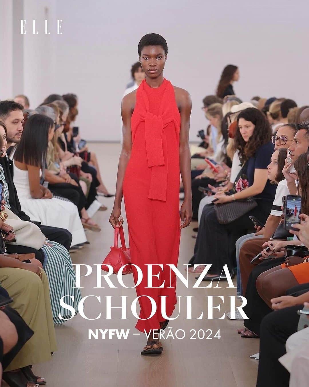 ELLE Brasilのインスタグラム：「A @proenzaschouler escolheu a casa de leilões Phillips Auction House para apresentar a coleção de verão 2024. A ideia era explorar a dualidade entre comércio e criatividade tão discutida e essencial à moda.  "Estamos produzindo algo para as pessoas usarem, então estamos constantemente entre essas duas ideias. Essa locação é onde a arte vem para ser julgada. Para ser precificada, literalmente", disseram Jack McCollough e Lazaro Hernandez à imprensa. É que rola uma confusão quando se compara moda e arte. Tem quem diga que a primeira não pode ser considerada a segunda por ser comercial. Mas não se vendem obras de arte? Tá, então moda não pode ser considerada arte pois é essencialmente funcional. Faz mais sentido, mas isso é assunto para outra hora.  O que importa aqui são as roupas, agora ainda mais pautadas pelo minimalismo dos anos 1990, bem no estilo Helmut Lang. Parece que a estreia de Peter Do na direção criativa da marca do designer austríaco deixou os estilistas Jack e Lazaro um pouco saudosos daquele visual. Por isso, os ternos de blazer branco e calça preta cortados com máximo rigor, as camisas brancas com modelagem meio quadrada, os jeans pintados, as calças com cós duplo e as camadas transparentes sobre vestidos coloridos.  Nada disso é uma novidade no repertório da Proenza Schouler. A marca é só mais uma que bebe na fonte aparentemente inesgotável de inspiração de Helmut Lang. E como são praticamente veteranos da NYFW, os designer sabem bem como incorporar suas próprias identidades às referências do moodboard. É só reparar no corte arredondado nos ombros dos vestidos e blusas, as mangas de camisas e jaquetas amarradas nas costas, no pescoço ou na cintura, os cadarços de couro, os cintos-pochete. Ah, e os acessórios marcantes, como a bolsa com plumas e as sandálias de dedo usadas com meia-calça finíssima. (via @giumesquita)」