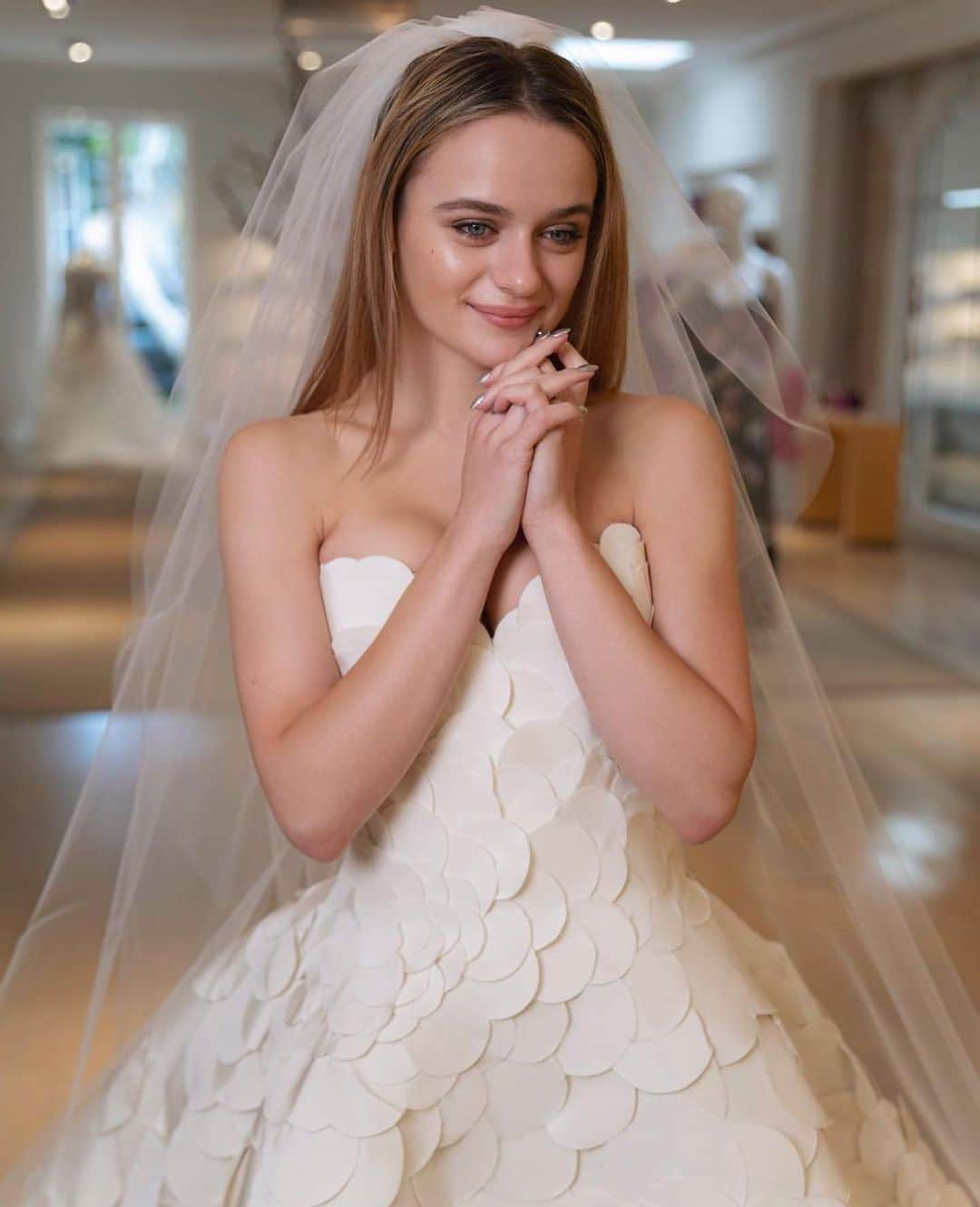 SOYOO BRIDALさんのインスタグラム写真 - (SOYOO BRIDALInstagram)「.  Actor @joeyking and director @stevenpiet officially tied the knot 💍   For her big day, she knew she wanted to wear dress that felt classic but also had unique touches. When she saw the stunning @oscardelarenta bridal collection, she knew instantly they were perfect for her dream day 🤍   Joey wears a custom spring 2023 faille petal ball gown, spring 2021 faille vine halter tulle gown and spring 2022 cape cocktail dress.   #조이킹 #스티븐피엣 #justmarried #오스카드라렌타 #소유브라이덜 #2023fall #joeyking #stevenpiet」9月10日 9時47分 - soyoobridal_official