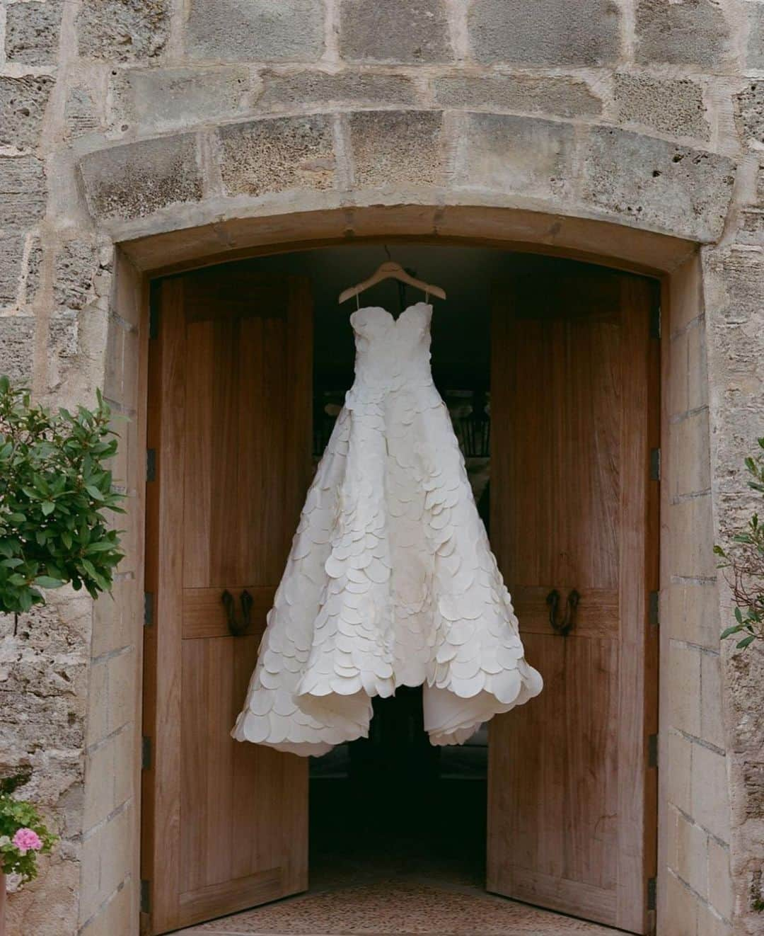 SOYOO BRIDALさんのインスタグラム写真 - (SOYOO BRIDALInstagram)「.  Actor @joeyking and director @stevenpiet officially tied the knot 💍   For her big day, she knew she wanted to wear dress that felt classic but also had unique touches. When she saw the stunning @oscardelarenta bridal collection, she knew instantly they were perfect for her dream day 🤍   Joey wears a custom spring 2023 faille petal ball gown, spring 2021 faille vine halter tulle gown and spring 2022 cape cocktail dress.   #조이킹 #스티븐피엣 #justmarried #오스카드라렌타 #소유브라이덜 #2023fall #joeyking #stevenpiet」9月10日 9時47分 - soyoobridal_official