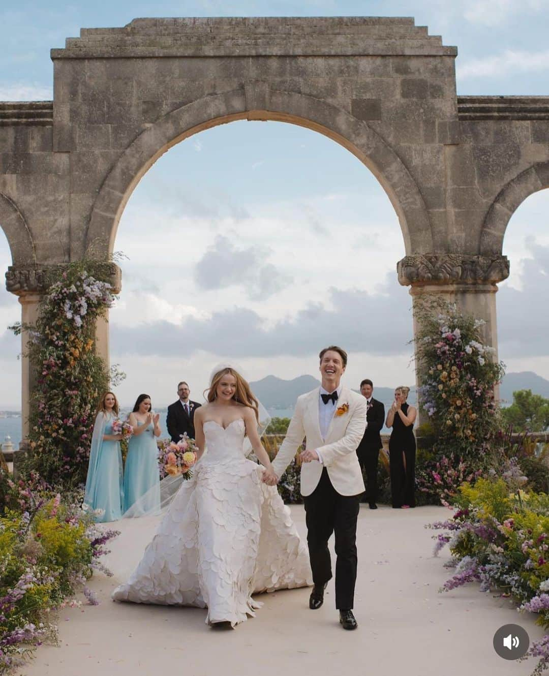 SOYOO BRIDALさんのインスタグラム写真 - (SOYOO BRIDALInstagram)「.  Actor @joeyking and director @stevenpiet officially tied the knot 💍   For her big day, she knew she wanted to wear dress that felt classic but also had unique touches. When she saw the stunning @oscardelarenta bridal collection, she knew instantly they were perfect for her dream day 🤍   Joey wears a custom spring 2023 faille petal ball gown, spring 2021 faille vine halter tulle gown and spring 2022 cape cocktail dress.   #조이킹 #스티븐피엣 #justmarried #오스카드라렌타 #소유브라이덜 #2023fall #joeyking #stevenpiet」9月10日 9時47分 - soyoobridal_official