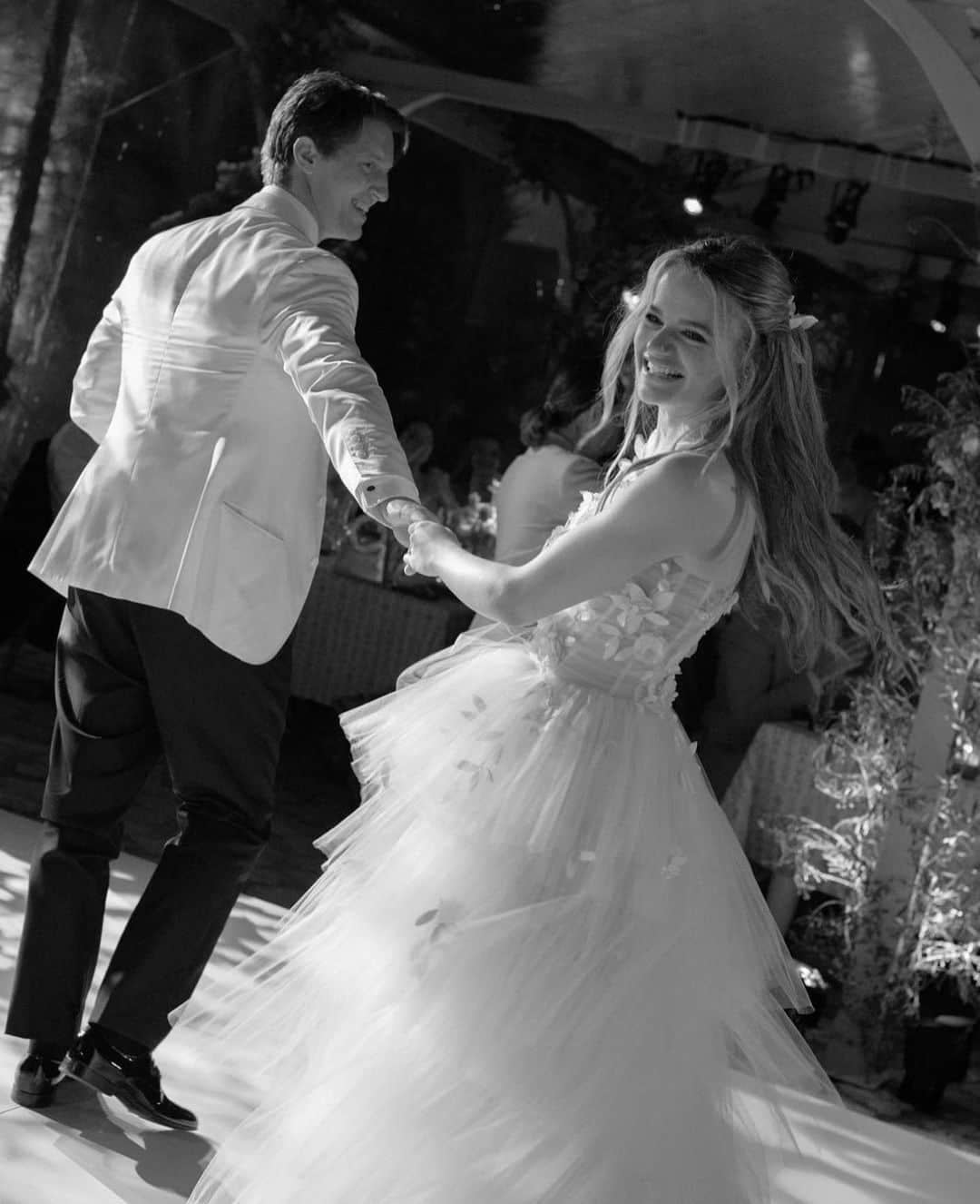 SOYOO BRIDALさんのインスタグラム写真 - (SOYOO BRIDALInstagram)「.  Actor @joeyking and director @stevenpiet officially tied the knot 💍   For her big day, she knew she wanted to wear dress that felt classic but also had unique touches. When she saw the stunning @oscardelarenta bridal collection, she knew instantly they were perfect for her dream day 🤍   Joey wears a custom spring 2023 faille petal ball gown, spring 2021 faille vine halter tulle gown and spring 2022 cape cocktail dress.   #조이킹 #스티븐피엣 #justmarried #오스카드라렌타 #소유브라이덜 #2023fall #joeyking #stevenpiet」9月10日 9時47分 - soyoobridal_official