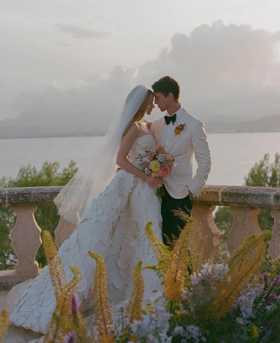 SOYOO BRIDALさんのインスタグラム写真 - (SOYOO BRIDALInstagram)「.  Actor @joeyking and director @stevenpiet officially tied the knot 💍   For her big day, she knew she wanted to wear dress that felt classic but also had unique touches. When she saw the stunning @oscardelarenta bridal collection, she knew instantly they were perfect for her dream day 🤍   Joey wears a custom spring 2023 faille petal ball gown, spring 2021 faille vine halter tulle gown and spring 2022 cape cocktail dress.   #조이킹 #스티븐피엣 #justmarried #오스카드라렌타 #소유브라이덜 #2023fall #joeyking #stevenpiet」9月10日 9時47分 - soyoobridal_official