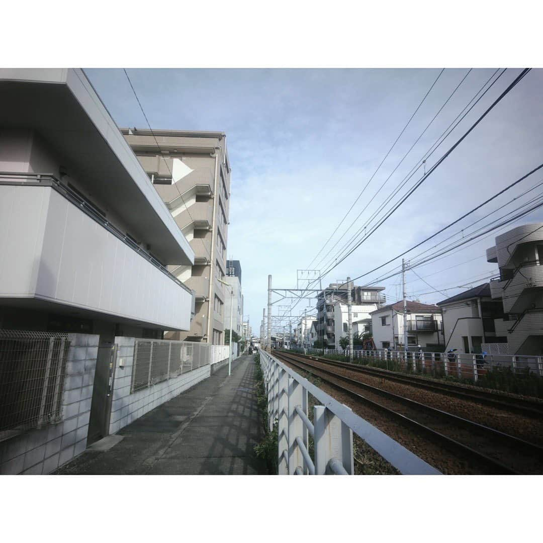 長尾寧音のインスタグラム：「🏙️ ⁡ 線路沿いをずーっと歩いてみた🚶‍♀️ ⁡ ⁡ 散歩好きだなぁわたし☺️ ⁡ ⁡ ⁡ #papershoot」