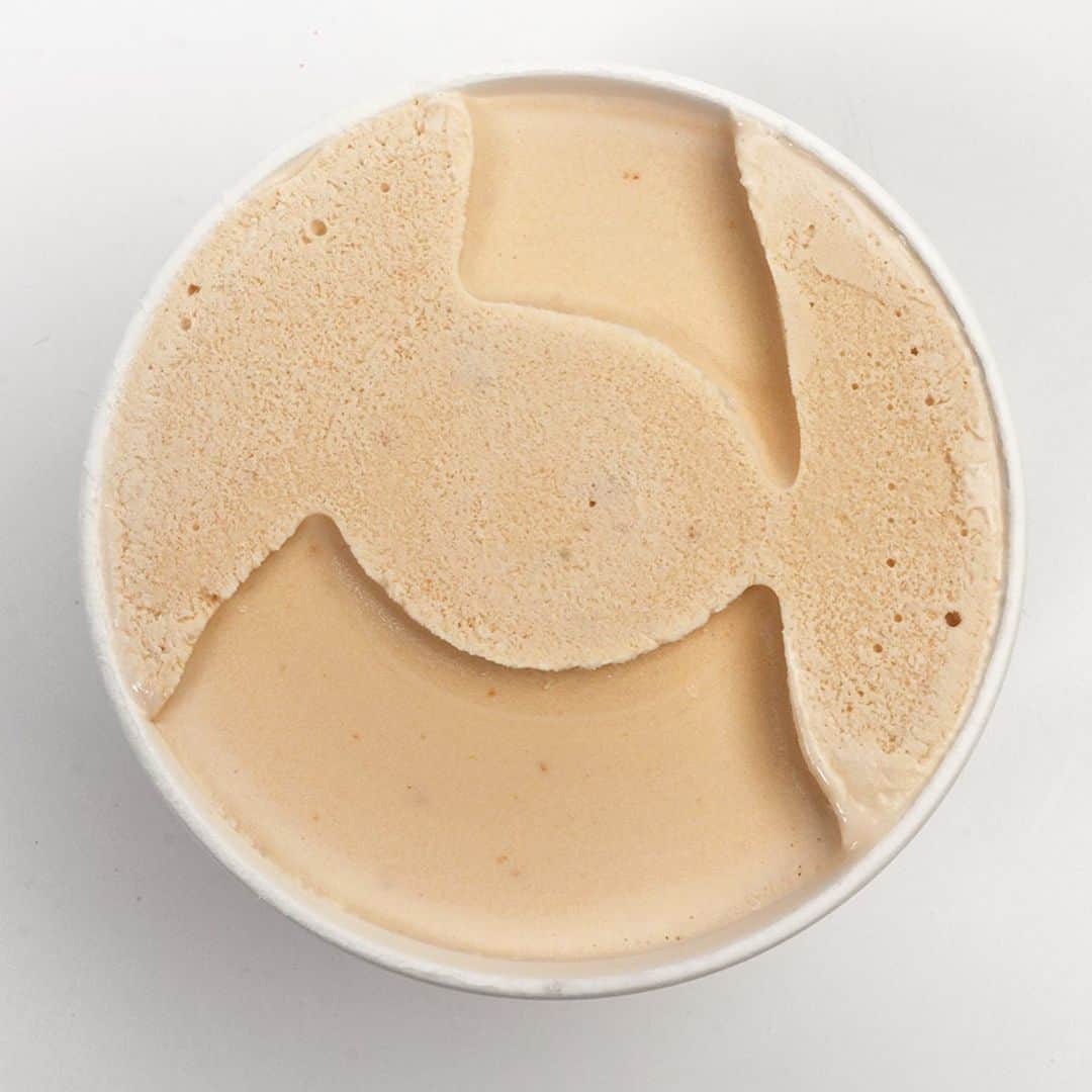 アイスマン福留さんのインスタグラム写真 - (アイスマン福留Instagram)「想像以上にマロンタルト！🌰🍰✨洋菓子のマロンタルトをイメージした明治エッセルシリーズの期間限定フレーバーです。濃厚でコクのあるマロンクリームアイスに、しっとり香ばしいクッキーを混ぜこんだマロンタルトアイス✨  『明治 エッセル スーパーカップ マロンタルト味』  #エッセルスーパーカップ #スーパーカップ #マロンアイス #マロンタルト #マロンクリームアイス #クッキー #明治 #アイスマニア #アイスマン福留 #icecream #JapaneseIceCream #icecreamlover #icecreamtime #icecreamday #icecreamlove #icecreamporn #JapaneseIceCream #foodporn #foodie #instafood #foodstagram #yummy #yum #delicious #foodphotography」9月10日 9時50分 - iceman_ax