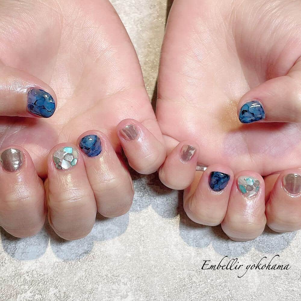 ネイルサロンEmbellir横浜店のインスタグラム：「Embellir横浜店です！  インクを使った天然石風のアートです！ ジェルとは違った複雑な模様ができます(^^♪ シェルと合わせて夏らしくなりました☆  ※定額コースのデザインは期間終了後は通常料金でのご案内になります。  ※クーポン表示はアート以外のお値段表記となっております。  アートをプラスする場合は別途料金が発生致しますのでご了承ください。  又、アート内容によっては施術時間も変動致します事も重ねてご了承頂けます様お願い致します。  Embellir横浜店スタッフ一同  📞 0454416555  📍神奈川県横浜市西区高島2-1-18   ロワール横濱1F  🚶横浜駅より徒歩8分/横浜市営地下鉄ブルーライン高島町駅より徒歩3分  #ネイル #nail #gel #nailart #ネイルサロン #nailsalon #アンベリール #embellir #横浜 #yokohama #네일#젤네일 #요코하마 #HBL#Hollywoodblowlift #まつ毛エクステ#ラッシュリフト #マツエク#まつ毛パーマ #フラットラッシュ  #ブロウラミネーション #次世代アイブロウ #アイブロウ #ハイフ #ハイフエステ #小顔 #むくみ解消 #横浜エステ」