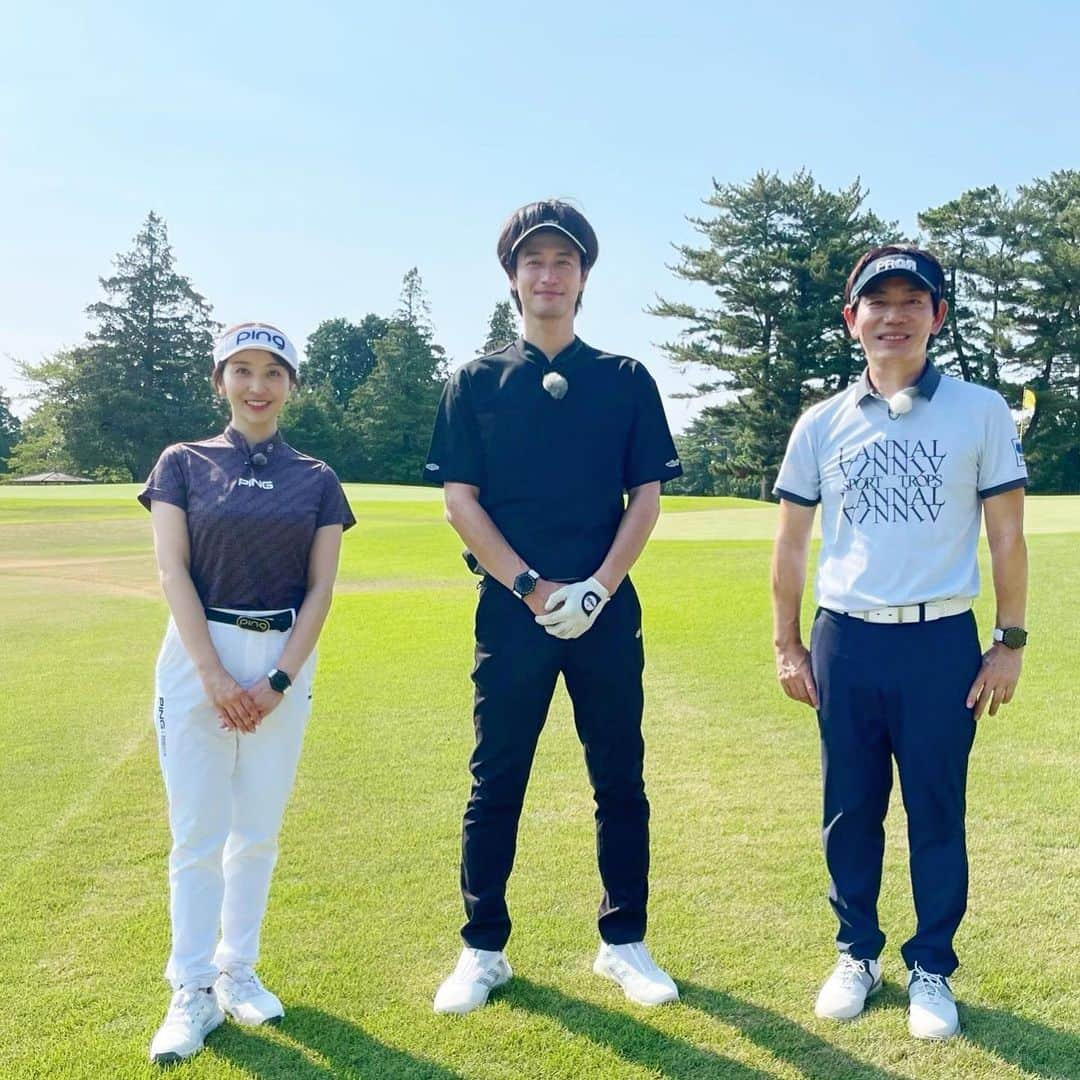 袴田彩会のインスタグラム：「アップグレードゴルフ⛳️ ゲストは先週に引き続き、 俳優の竹財輝之助さんです✨  バンカーショットのお悩みを解決🏌️‍♂️✨ さらにファッションコーナーでは スタイル異次元の芹名ちゃんも登場です🤗  テレビ東京(日)10:30〜です📺」