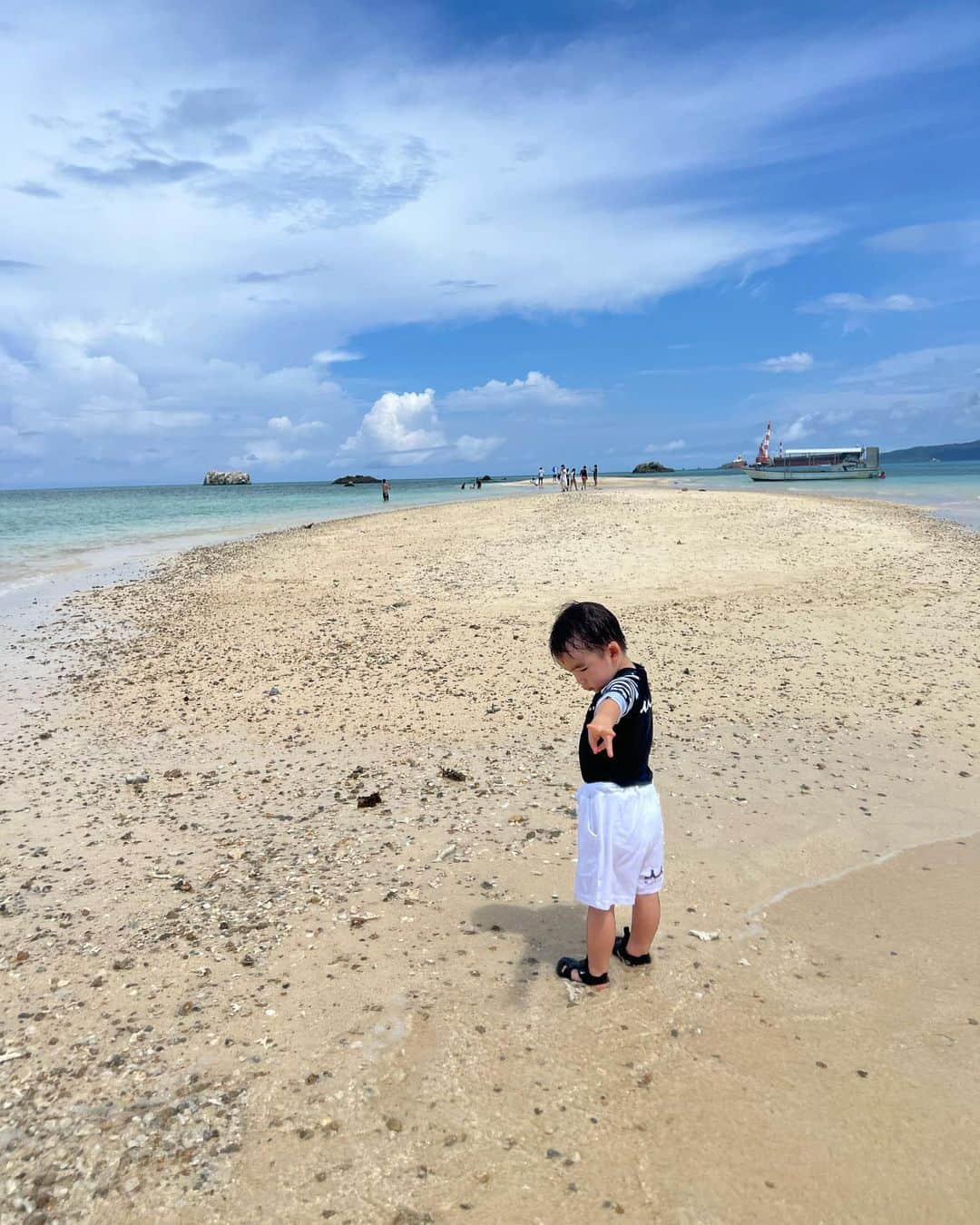 野口彩未さんのインスタグラム写真 - (野口彩未Instagram)「旅行ってあっという間に終わっちゃう…🥹 自分の目が涙でさえ濡れるのが嫌だった息子が(相当w) 足が滑って顔から海にダイブしても泣かなかった！ 成長したね😢めちゃくちゃ楽しそうにしてくれて 連れて行けて良かった😭🩵💙 そして、次男も終始お利口で助かったよー🧡 うちの子供たち生まれてからずっと本当に手がかからなくて、皆んなを癒してくれるから ママが彩未にはもったいない子だね。って。🤣 いやでも本当に。私たち夫婦には もったいなすぎる子どもたちです❤️❤️ とはいってもまだ2歳半と半年だから 大変な事もあるけど色んな壁を乗り越えながら 私も一緒に成長していけたらいいな❤️  さ。今日からまたお仕事⛳️ 切り替えて頑張ろ〜🏌️‍♀️  #沖縄#石垣島#小浜島#かわいい子どもたち#ひょうきんな子供たち」9月10日 10時11分 - ayami.54