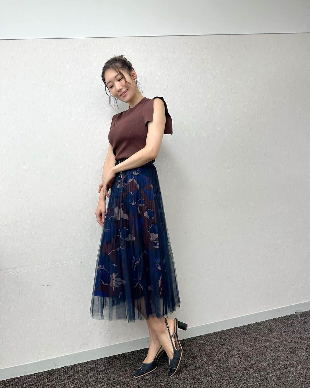 穂川果音さんのインスタグラム写真 - (穂川果音Instagram)「金曜アベプラ衣装👗  まだまだ残暑が厳しいです☀️ 今年は10月までは平年に比べると気温は高めの傾向と予想されています。 秋服は着たいけど今月いっぱいは色味で秋っぽくしていくのが良さそうですね🍂  👗というわけで秋色コーデです。 まだノースリーブが活躍する暑さです🫠  skirt→ @five__dimensios  #天気　#天気コーデ　#33度の日コーデ　#アナウンサーコーデ　#明日コレ着よコーデ　#気象予報士　#weather #weatherforecast #fashion #9月コーデ　#残暑コーデ　#秋色コーデ」9月10日 10時12分 - hokawakanonn