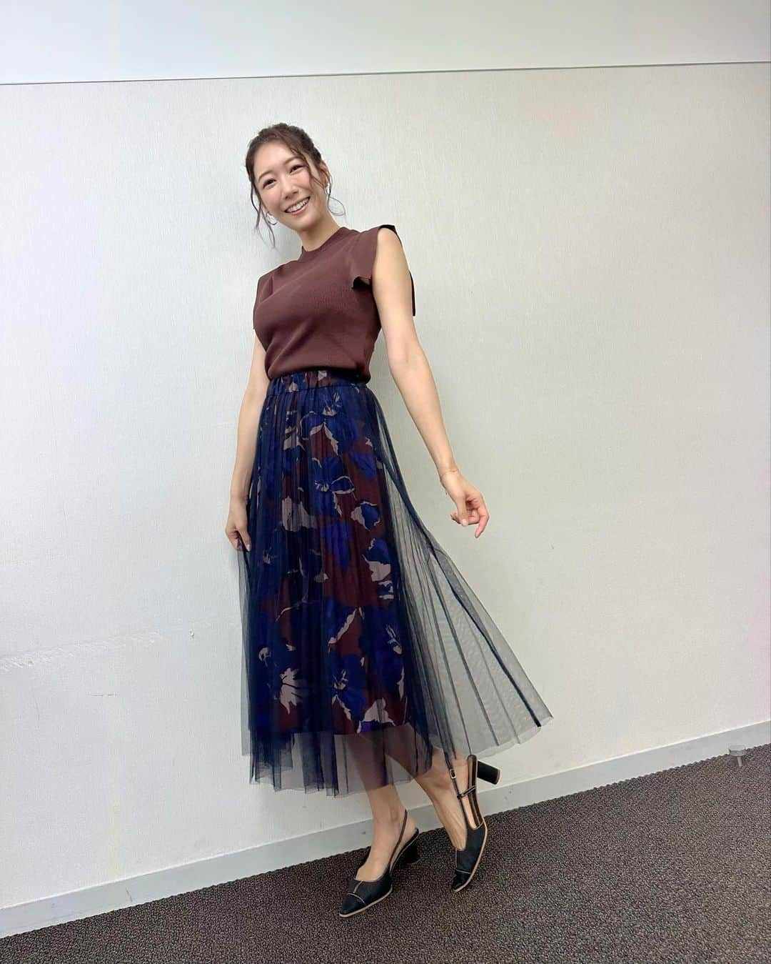 穂川果音さんのインスタグラム写真 - (穂川果音Instagram)「金曜アベプラ衣装👗  まだまだ残暑が厳しいです☀️ 今年は10月までは平年に比べると気温は高めの傾向と予想されています。 秋服は着たいけど今月いっぱいは色味で秋っぽくしていくのが良さそうですね🍂  👗というわけで秋色コーデです。 まだノースリーブが活躍する暑さです🫠  skirt→ @five__dimensios  #天気　#天気コーデ　#33度の日コーデ　#アナウンサーコーデ　#明日コレ着よコーデ　#気象予報士　#weather #weatherforecast #fashion #9月コーデ　#残暑コーデ　#秋色コーデ」9月10日 10時12分 - hokawakanonn