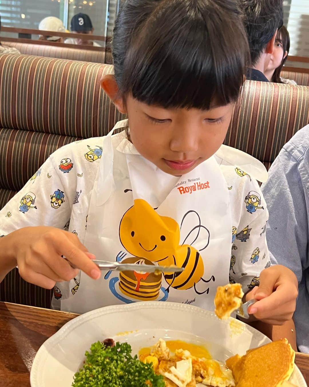 甘糟記子さんのインスタグラム写真 - (甘糟記子Instagram)「金曜日の夕飯(o^^o)  台風って言われてたから、家から出ずに冷凍庫の物使おうと思ってフォー！ 結局そんなに降らなかったからスーパー行ったけど（笑）  いつも海南チキンライスを作る時に出る鶏の出汁を冷凍しておいてフォーにしてます(≧∀≦)  あとはオオゼキで買ったハラミのステーキとサラダ(๑>◡<๑)  簡単ご飯だけど、フォーにモヤシや小松菜たっぷり入ってるのでお腹いっぱいになるんだ╰(*´︶`*)╯♡  2枚目は土曜日の朝ごはんで、ロイヤルホストに行きました(o^^o)  お兄ちゃんは部活。  姫はロイヤルホテルの子供用エプロンが大好きで、いつも持って帰って家でも使ってるの（笑） しかも結構大切にしてるし\(//∇//)\  まだまだ赤ちゃんみたいなとこがあって、可愛いな〜って眺めてます(〃ω〃)  #甘糟ご飯#おうちご飯#家ご飯#フォー#ロイヤルホスト#息子殿姫#息子殿」9月10日 10時07分 - norihey924