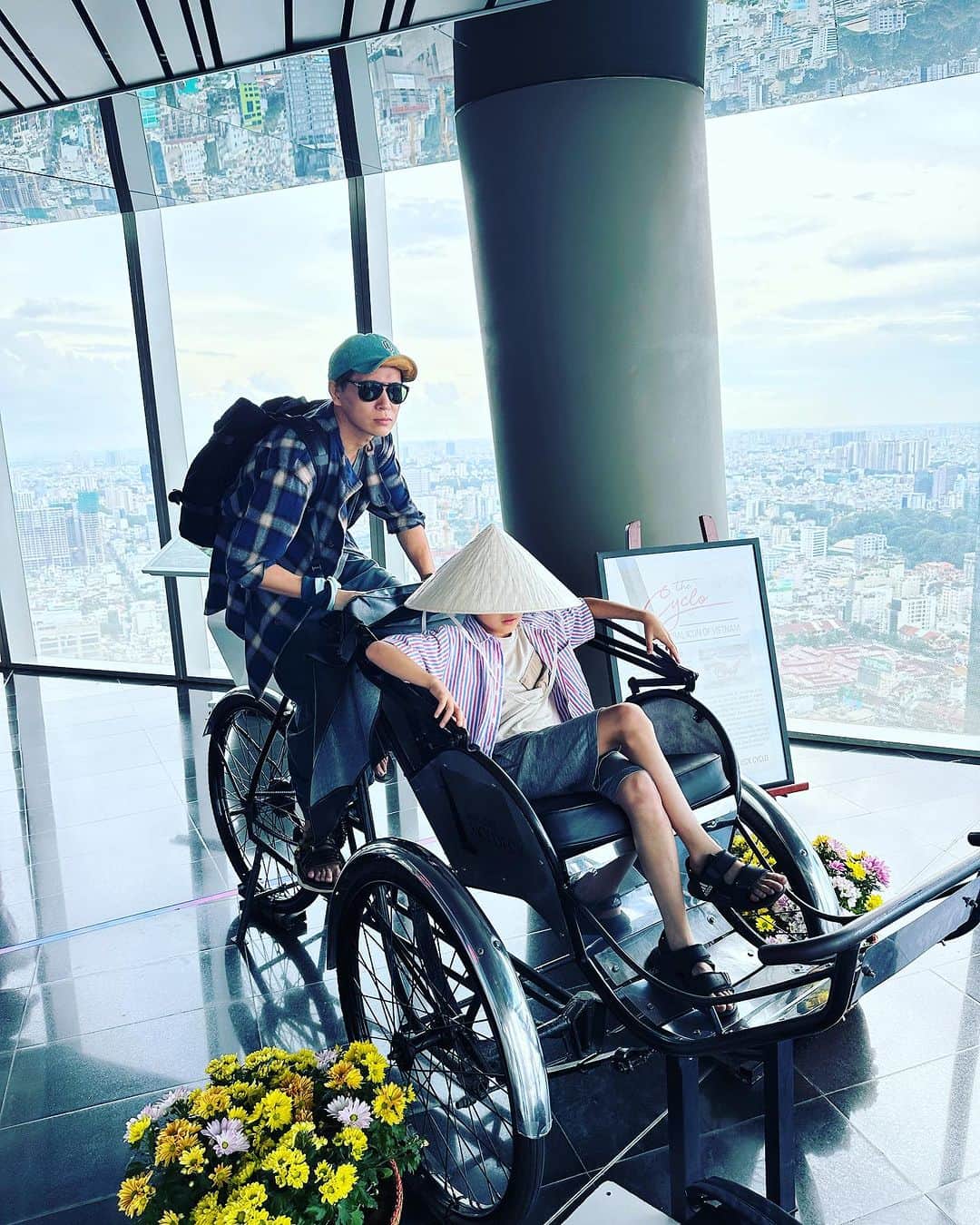 のインスタグラム：「行きの成田空港でヘッドホンを無くし、 現地でお気に入りのネックレスを無くしましたが、新しい出会いや、仲間たちとの絆など得るものの方が多すぎたので良き旅でした！  いよいよ週末9/16は待ちに待った京伴祭！ 全作家が全力で世界初のアニメサントラフェスを京都からお届けします！  https://www.kyobansai.com/  オンラインチケットもあるので是非！  ＃京伴祭」