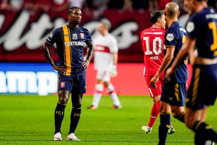 エルイェロ・エリアのインスタグラム：「Wat een mooie avond @woutbrama je heb het verdient pracht mensen speler en collega❤️🤲🏾 @fctwente」