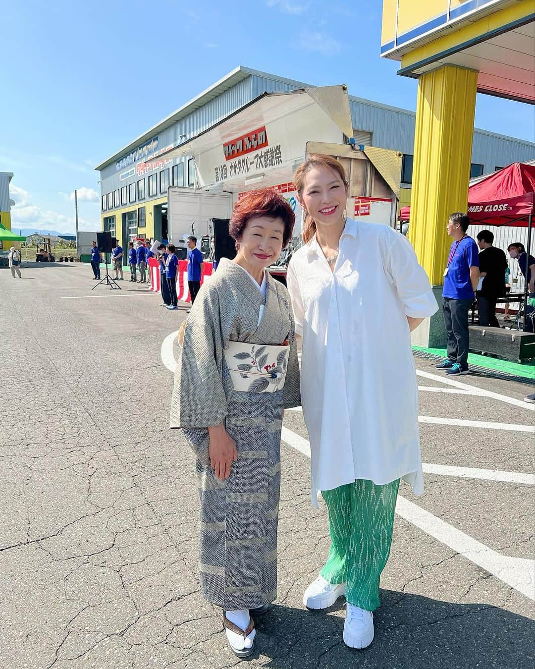 翠千賀のインスタグラム：「富良野のオサダグループ大感謝祭、始まりました！ 晴れた。やっ ぱり。自他共に認める晴れ女…暑いです。 どさんこワイドでお馴染みのお料理家星澤幸子先生と。 ステージ頑張りますー！  #星澤幸子先生  #富良野 #オサダグループ #クイック富良野店」
