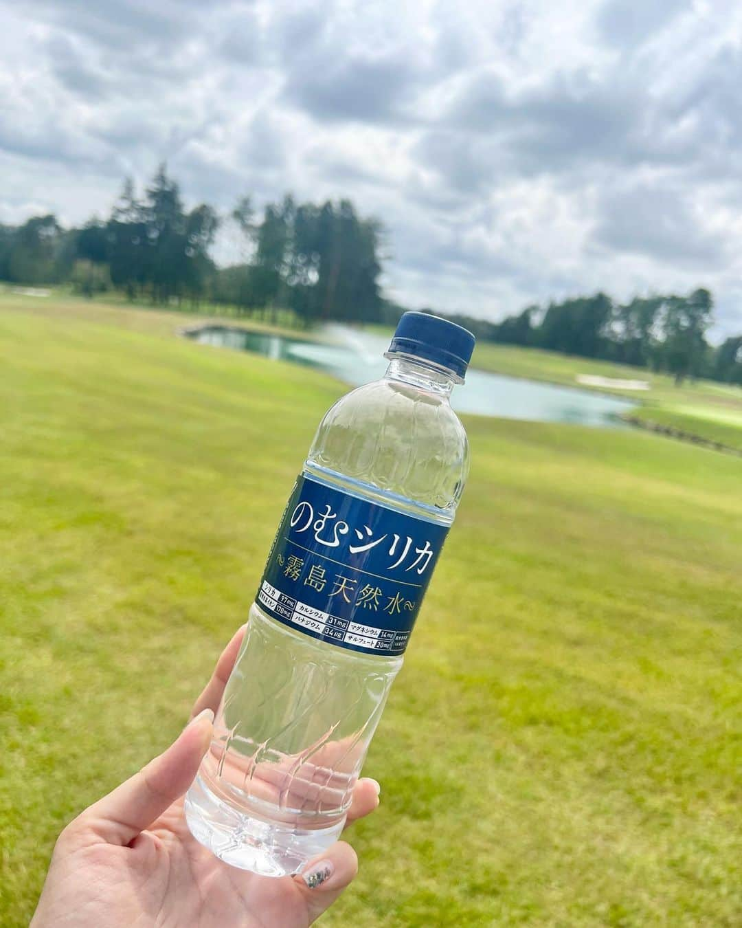 武田奈津美さんのインスタグラム写真 - (武田奈津美Instagram)「* 皆さまお水たくさん飲んでますか？ のむシリカ、最近更に良く見かけるようになったよね☺️ 累計売上本数1億本※突破したらしい👏✨  のむシリカは、中硬水なのに軟水みたいに飲みやすくて好き。体の内側からサポートしてくれるし、成分を人工的に添加していないのも良き◎  定期便購入限定で20%オフキャンペーン実施中みたいなのでぜひチェックしてみてください☺️🤍 (実施期間2023年9月1日～2023年10月31日) @nomusilica_official   ※ 2017年4月12日～2023年7月31日（株）Qvou調べ #シリカ #シリカ水 #のむシリカ #supported #ナチュラルミネラルウォーター #霧島天然水 #美容 #ケイ素 #golf #ゴルフ #ゴルフ女子」9月10日 10時13分 - _natsumitakeda_