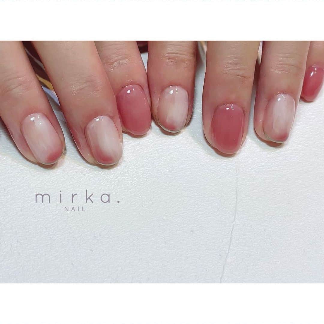 mirka. NAIL(ミルカネイル)のインスタグラム：「⁡ ⁡ ⁡ pink ♡ ⁡ ⁡ ………………………………………………………… ⁡ ご予約、お問い合わせは LINE ID⇒ @mirka.nail (@含む)まで。 ⁡ ご新規様はハイライトの「ご案内」と「ご予約方法」を必ずお読みいただいてからご予約くださいますようお願いいたします。 空き状況や詳細はLINEの投稿からご確認ください。 ⁡ ⁡ ⁡ ⁡ #mirkanail#nails#nail#nailart#naildesign #ショートネイル#ネイルアート#ネイルデザイン#ネイル#大人ネイル#シンプルネイル#オフィスネイル#ニュアンスネイル#ナチュラルネイル#カジュアルネイル#ショートネイルデザイン#美甲#秋ネイル#秋ネイル2023 #プライベートサロン#プライベートネイルサロン#東京ネイルサロン#東京ネイル#江東区ネイルサロン#森下#清澄白河 ⁡」