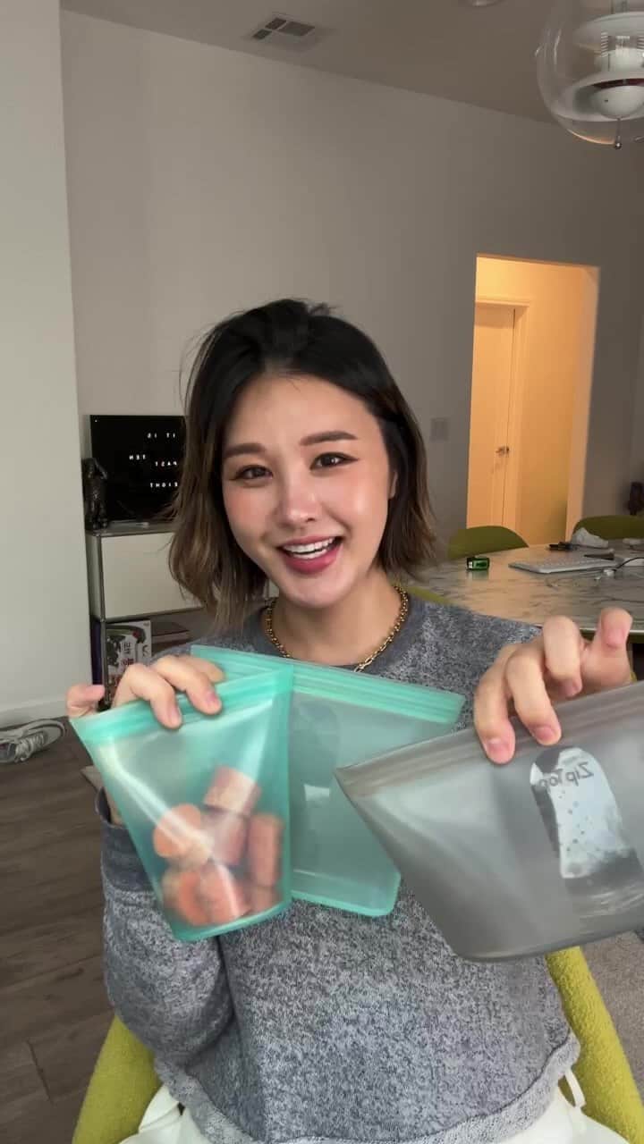 パク・ウンジのインスタグラム：「🇺🇸미국 정품 𝐙𝐈𝐏𝐓𝐎𝐏 실리콘 용기 원조는 다릅니다~ 집탑이 찐인 거 아시죠?  🔻Made in USA 미국 제조!! 고급 제품입니다.  🔻100%플래티늄 실리콘 사용-  🔻석유화학물질로 만들 게 아니에요🚫친환경 소재라 화학물질이 배출되지 않아요.  🔻전자레인지 사용 가능✔️ 어떤 분이 집탑 디쉬 라지 사이즈에 라면을 넣고 전자레인지에 돌려서 끓여먹는 거 봤어요👌오~ 대박스👍 저도 내일 전자레인지에 라면 끓여서 올려볼게요 꺄❤️  🔻식기세척기 사용 가능  🔻냉장고. 냉동실 사용 가능  🔻열탕 소독 가능  🔻플래티늄 실리콘이라~ 모유 보관도 가능해요!!👍  휴대성을 생각하면 샌드위치 백 진짜 강추✔️ 텀블러 대신 사용 할 거면 컵 디자인 강추✔️ 살림에 적극 활용하실 거면 디쉬디자인✔️ 아기 간식 활용에는 고양이 디자인이랑 컵 스몰 사이즈 진짜 좋앙✔️  라방 중에 뽑힌 3분 언능 DM 주세요~  스벅 커피 쿠폰 보내드릴게요☕️」