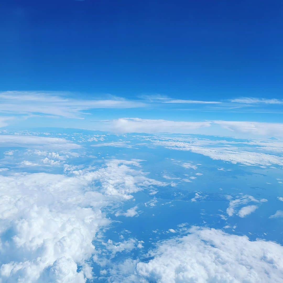 岡本真夜のインスタグラム：「遅い夏休みいただいて 空の旅✨️  久しぶりだなー✈️  #リフレッシュ #旅」