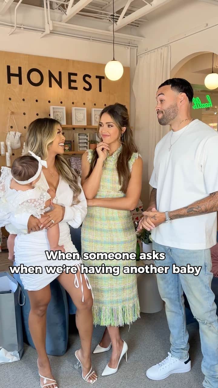 リアン Vのインスタグラム：「When someone asks when we’re having another baby 🙃 @jessicaalba @wearethebenjamins」