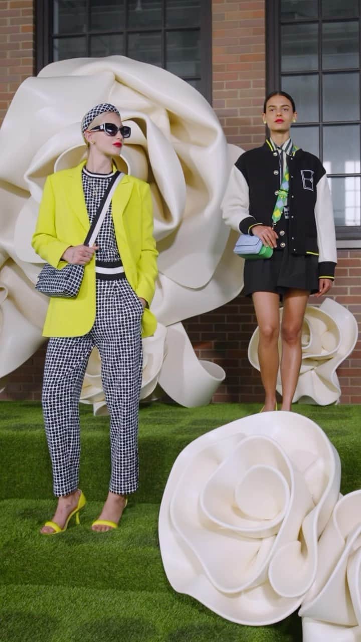 のインスタグラム：「It’s the little details—like an oversized plaid and an unexpected pairing—that make our Spring 2024 collection so special, don’t you think? Thanks for the tour, Tom. #katespadeny」