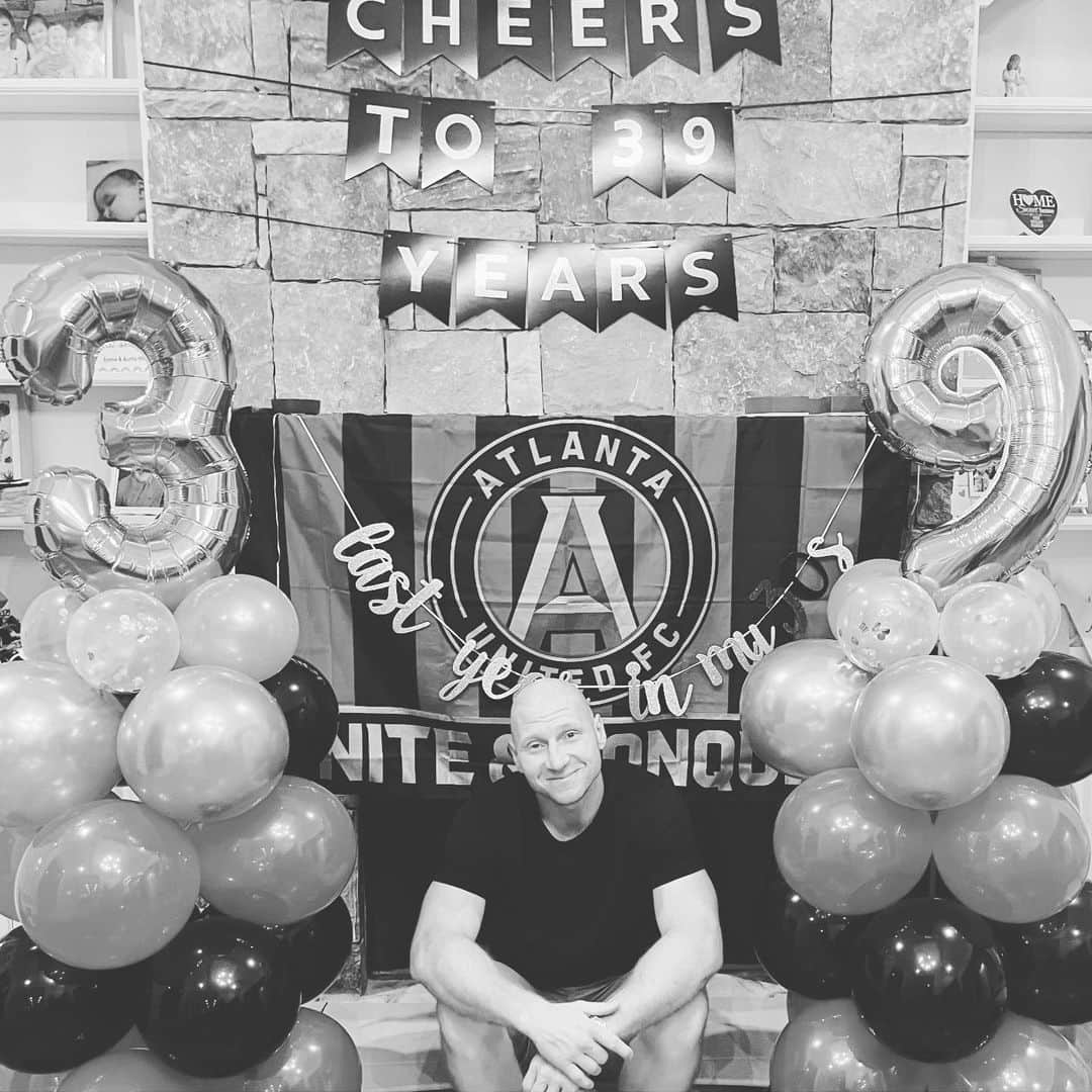 ブラッド・グザンさんのインスタグラム写真 - (ブラッド・グザンInstagram)「Thank you for all the birthday calls, texts and messages! Obviously had to have @atlutd themed day!  It’s just a number, right? 😂❤️」9月10日 10時31分 - bguzan