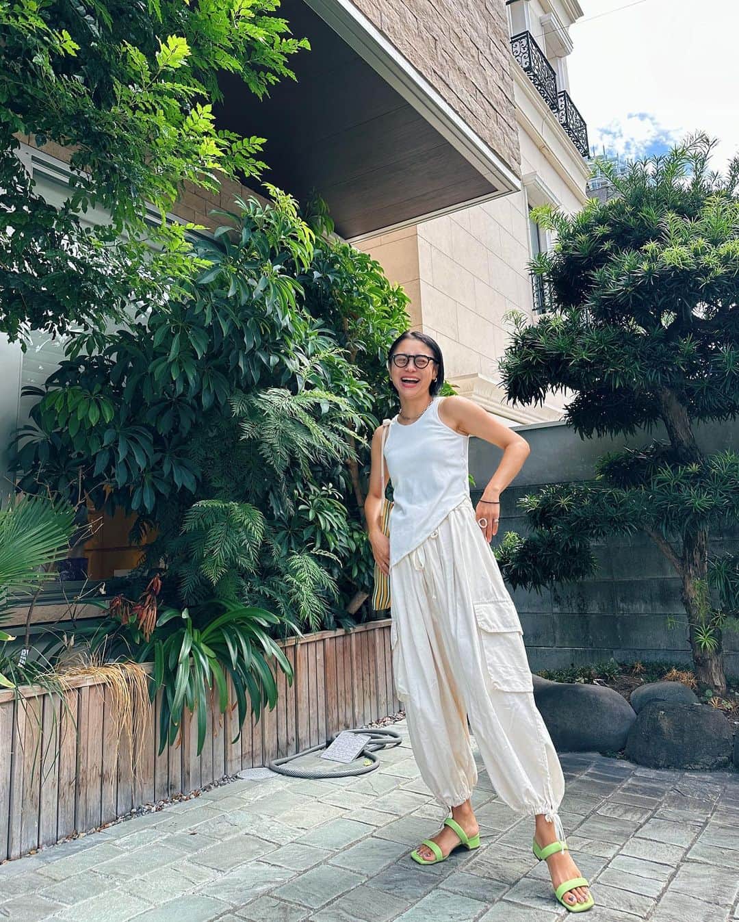 忍舞のインスタグラム：「夏ファッション終わりそうなので 真っ白白コーデ。  暑さは秋をまだ感じないけどw  #しのぶんコーデ #ホワイトコーデ」