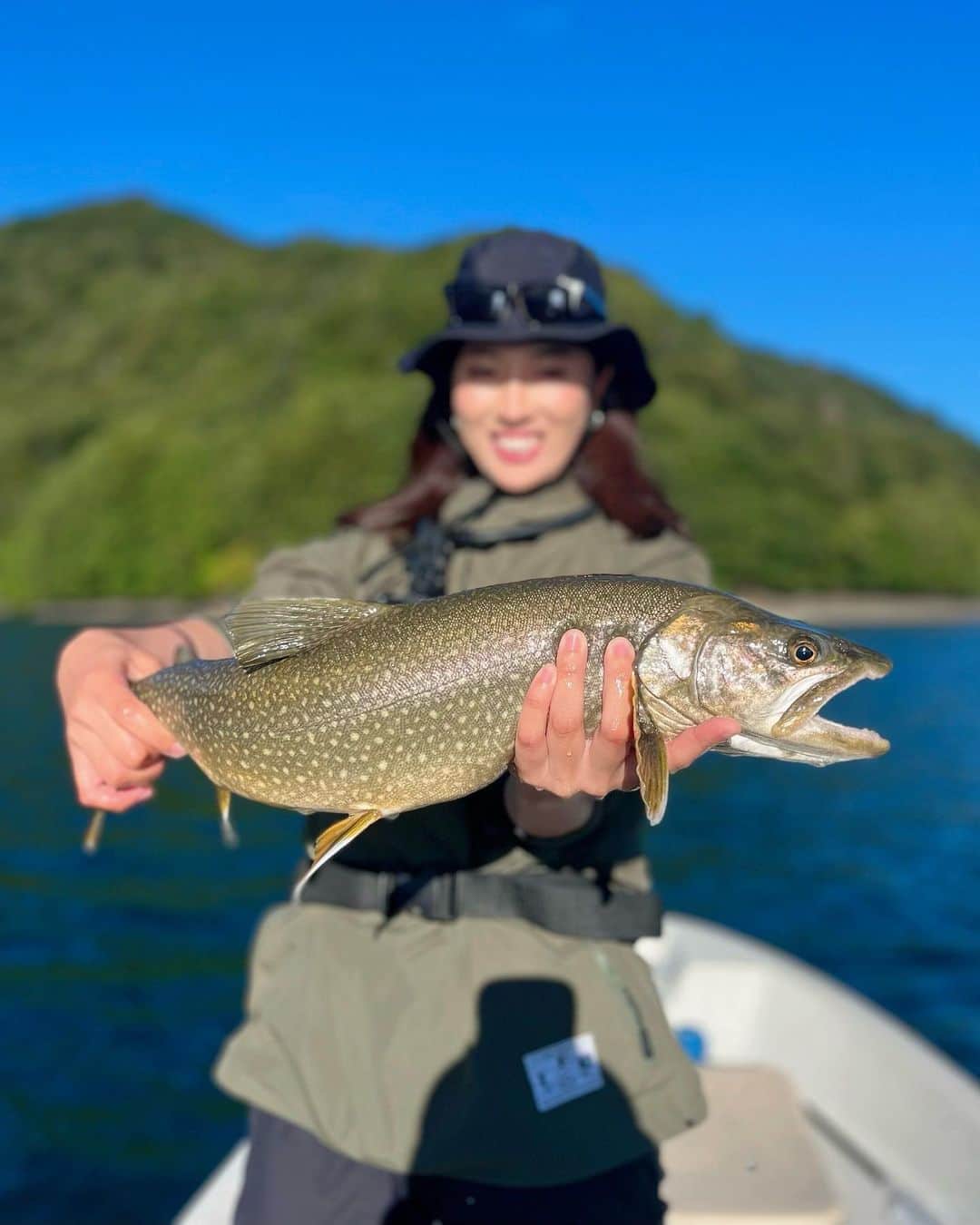 のインスタグラム：「. . . はじめての中禅寺湖レイクトラウト。 . トラウトをジギングで釣るって どんなだろう？と思っていたのですが、 実際にやってみるとジギングというかライトゲームというか… 想像していたものとは程遠い 全く新しいジャンルの釣りでした😂 . レイクトラウトは、 1966年にカナダから日本に入ってきて以来、 放流事業などはなされていないらしく すべて自然繁殖したものとのこと。 . どの子も魚体がとても綺麗で、 ヒレもピンピンしていました。 . 今シーズンどうしても！という願いを叶えてくださった @hosoinaoto さん @shota_jenkins_konno さん 本当に貴重な体験をありがとうございました！ . また来季は陸っぱりでも、 再チャレンジしようと思います。 この模様は後日、YouTube【おかまりチャンネル】で🎣 . . . #中禅寺湖 #中禅寺湖釣り #レイクトラウト #中禅寺湖レイクトラウト#レイクジギング #イワナ #イワナ釣り #日光 #日光旅行  #laketrout #laketroutfishing  #salvelinusnamaycush  #trout #troutfishing  #ladyangler  #catchandrelease」